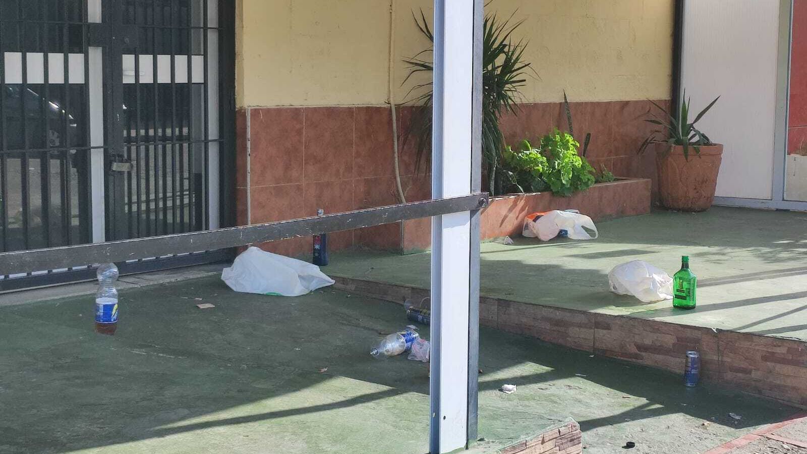 Restos de un botellón en la entrada a un establecimiento en el polígono de Fadricas