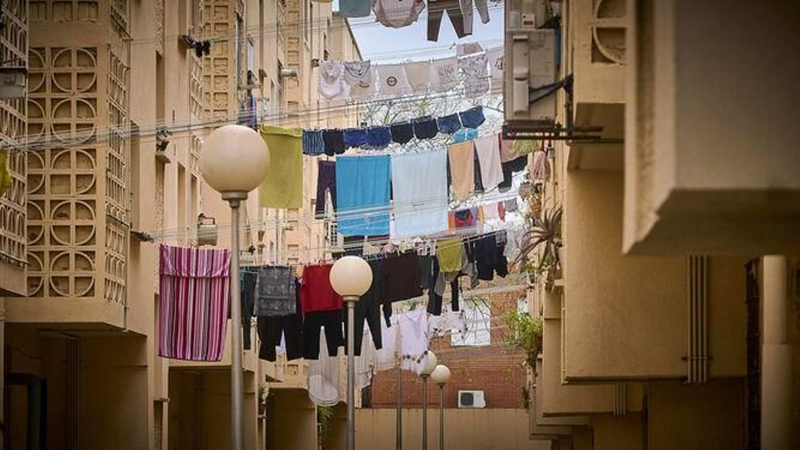 Prendas colgadas en un patio interior de Cádiz