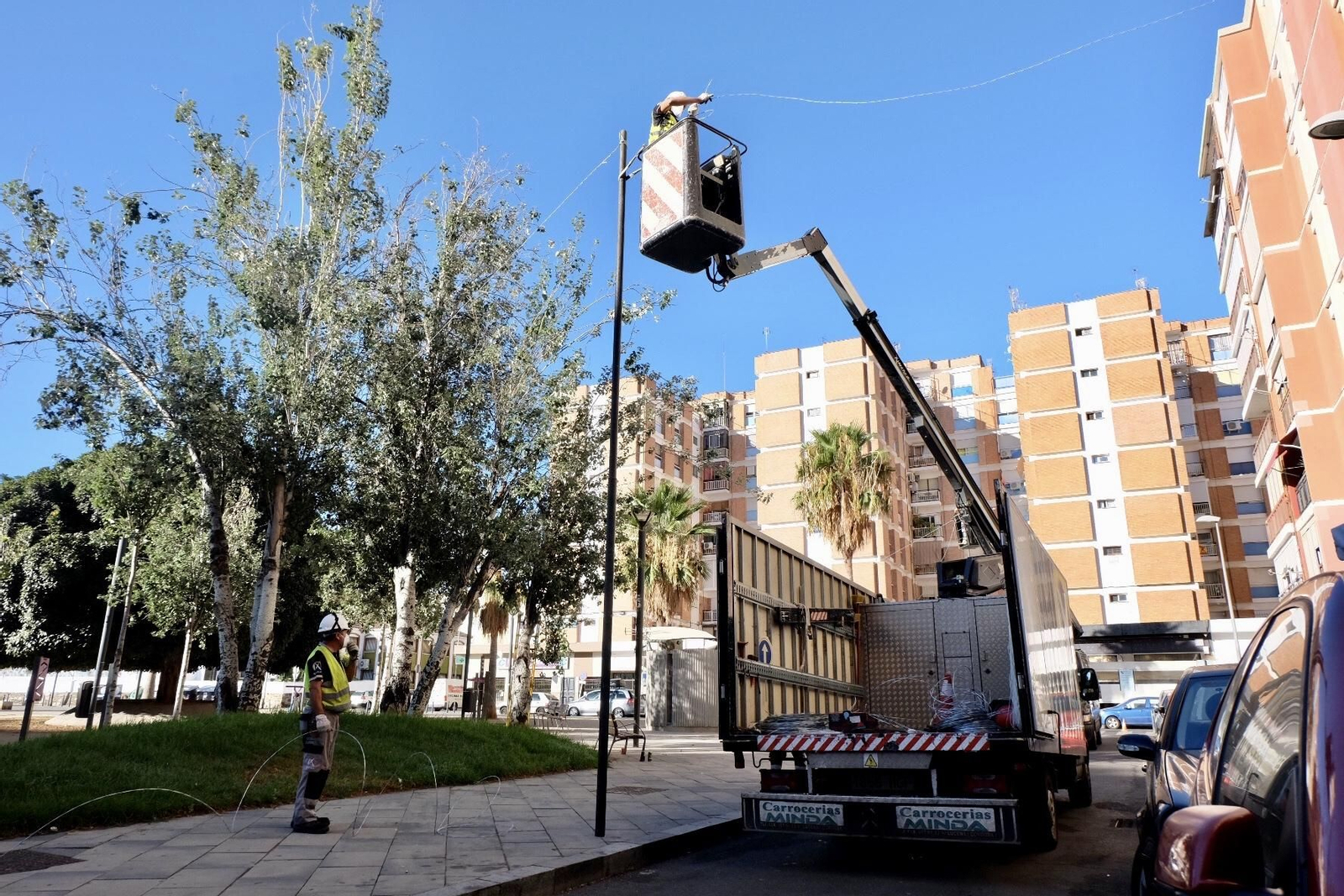 Montaje de la iluminación navideña en Huelva. Montaje de la iluminación navideña en Huelva.