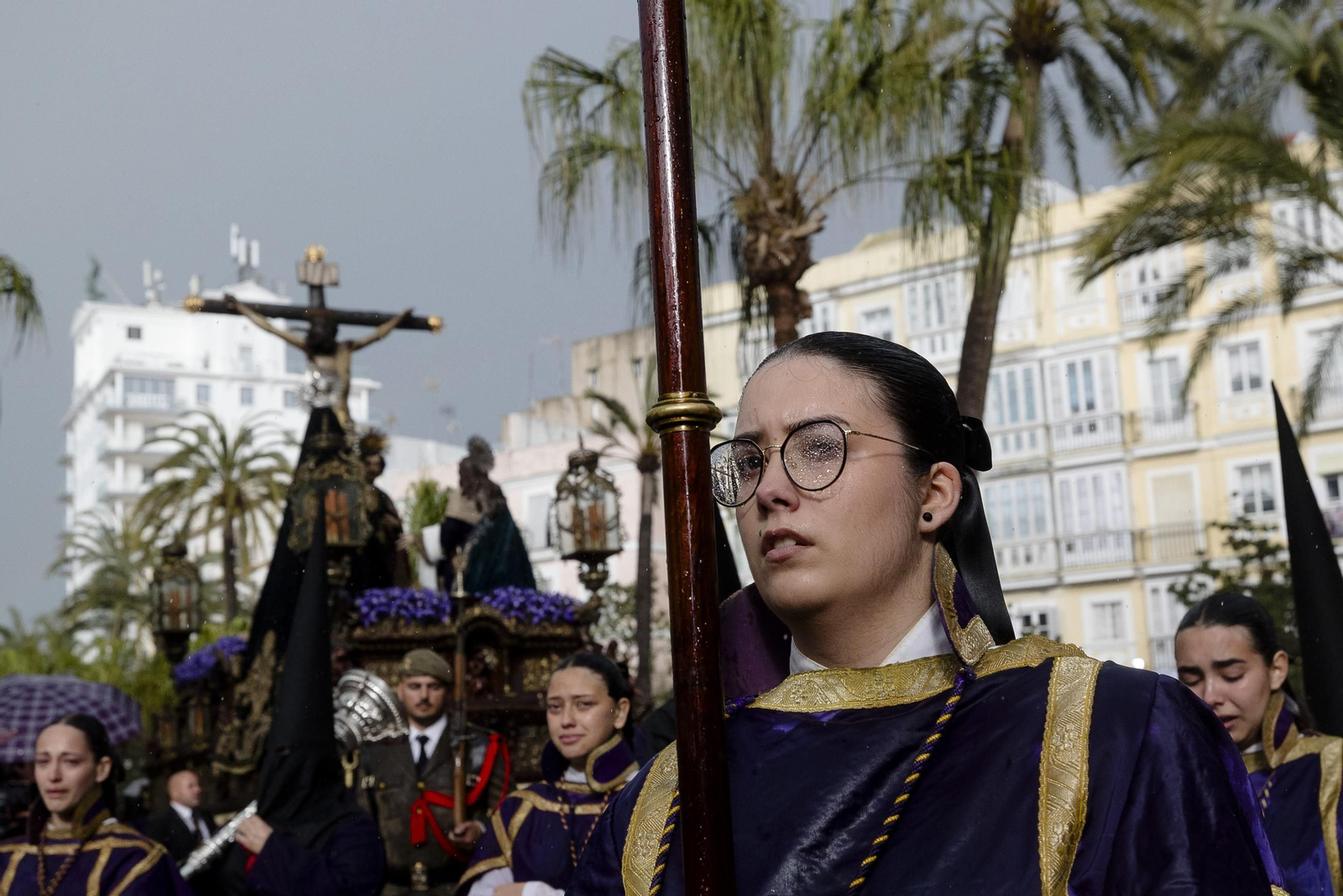 imágenes de la salida de Piedad, bajo llluvia y granizo, en la Semana Santa de Cádiz 2025