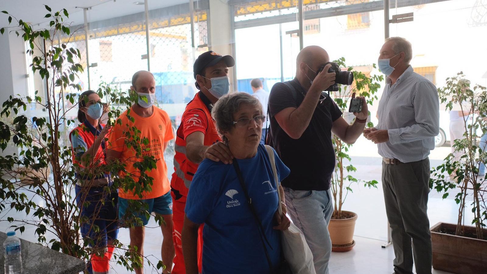 Vecina de Genalguacil llega al polideportivo.