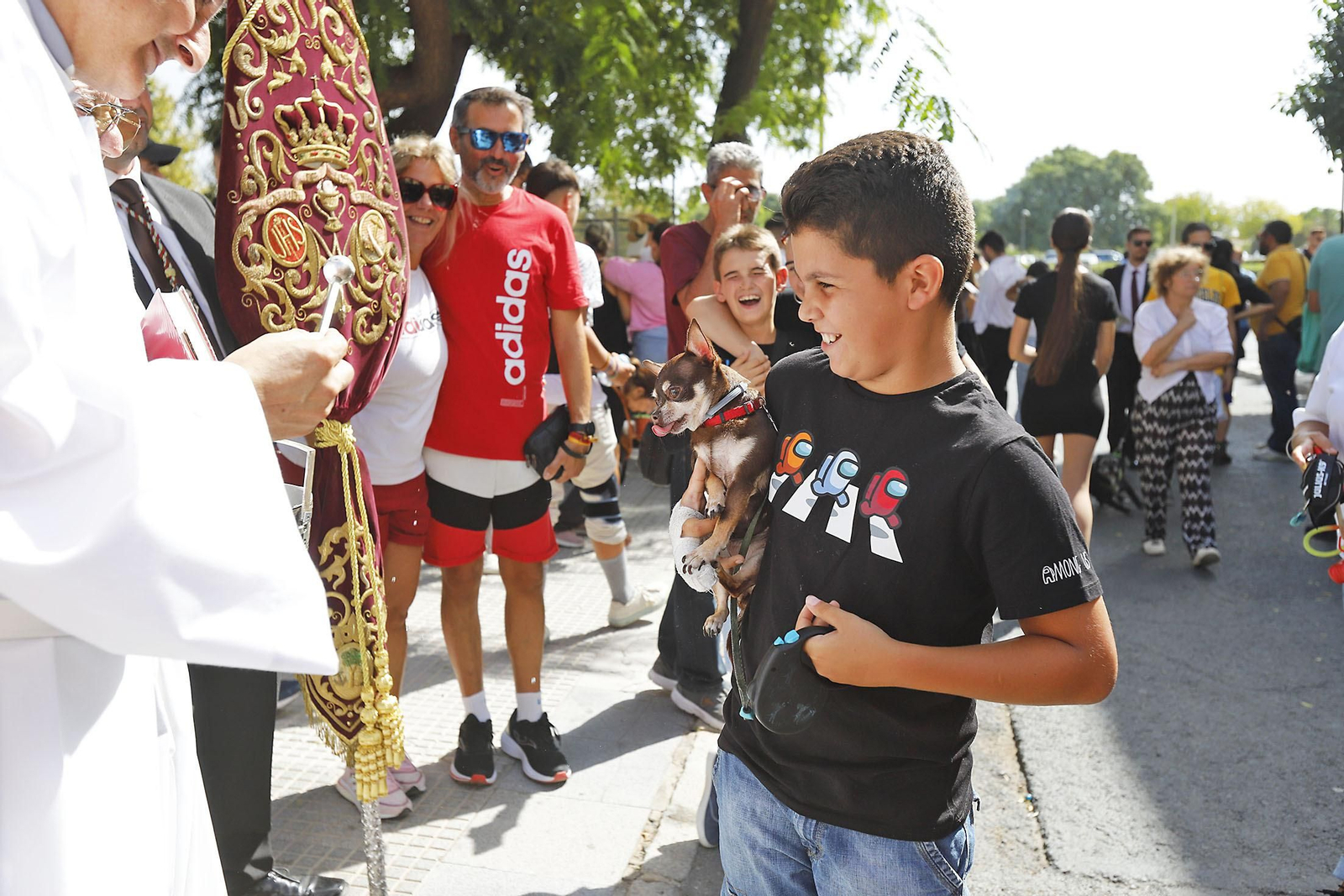 Imágenes de la procesión de San Francisco de Asís por las calles de Pérez Cubillas y bendición de animales y plantas