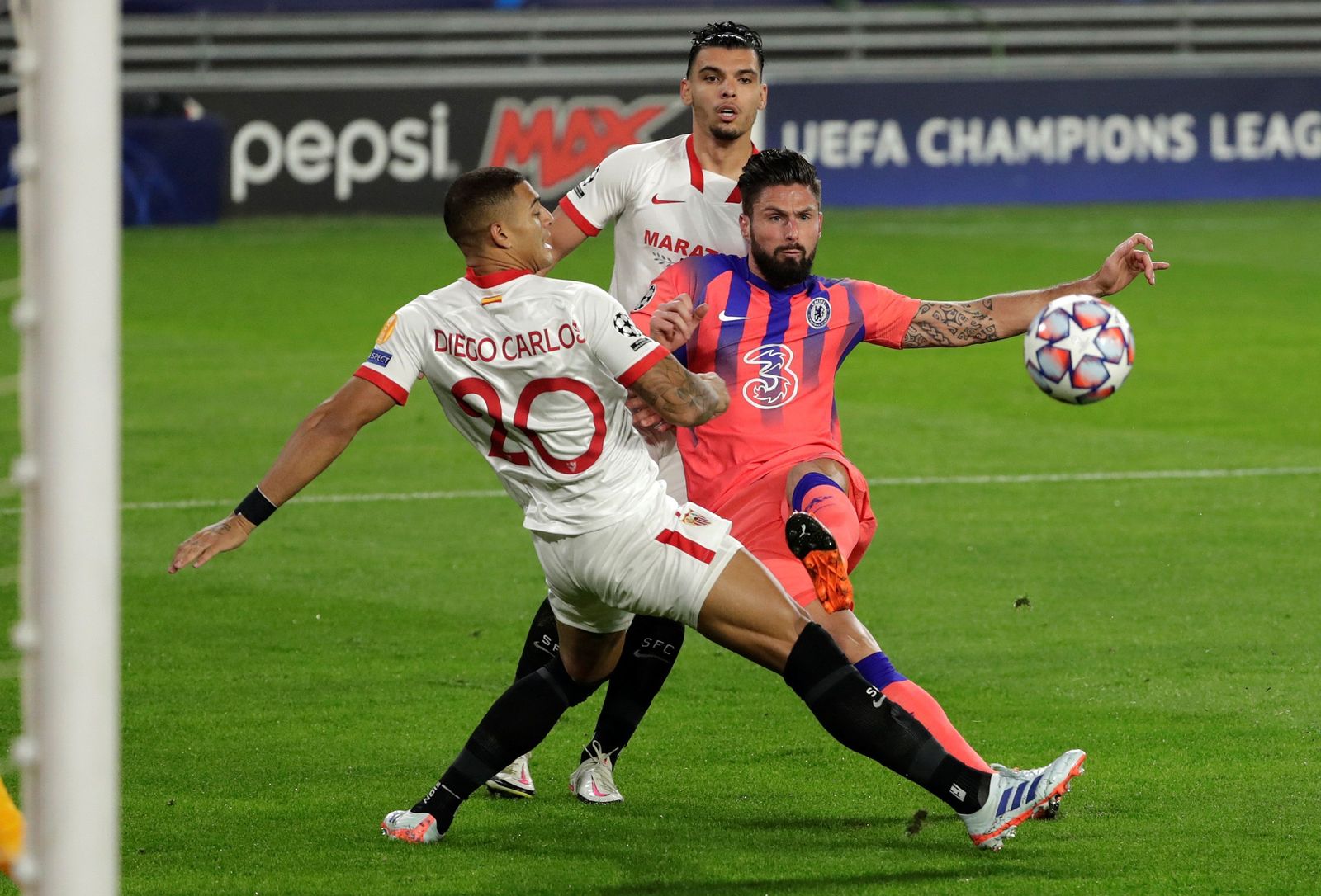 Diego Carlos, impotente ante Giroud toda la noche.