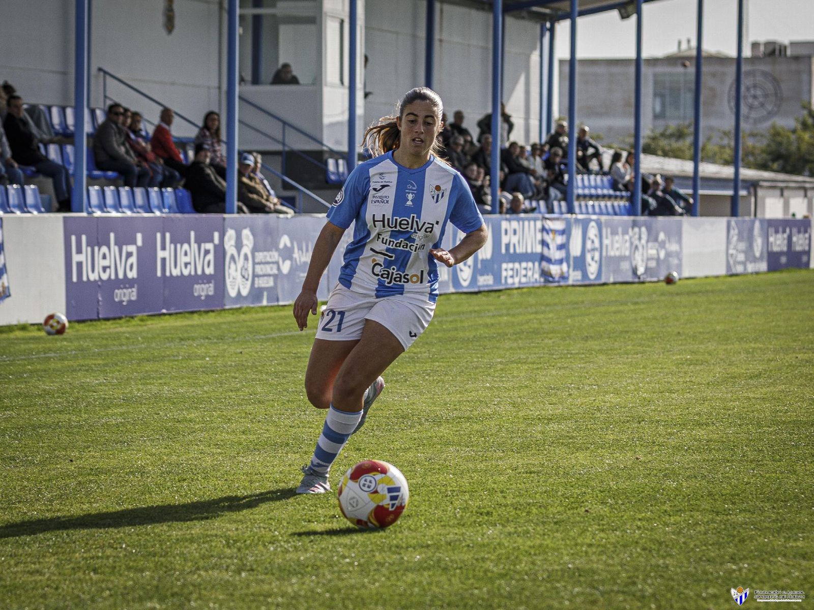 África conduce el balón.