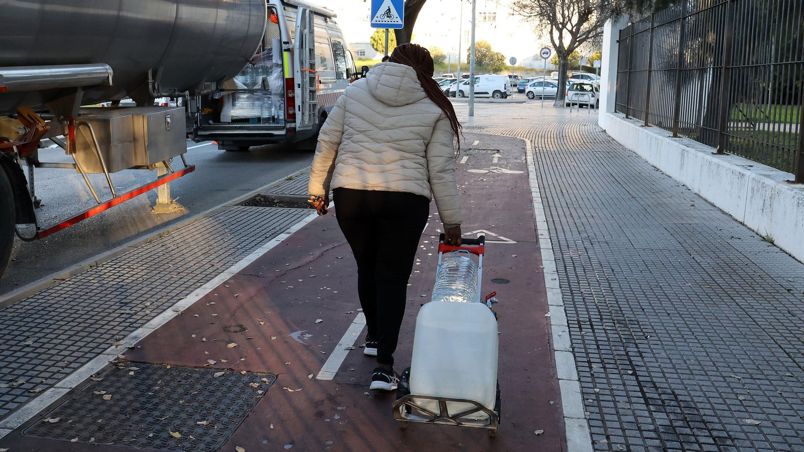Imágenes del reparto de agua en Vallesequillo