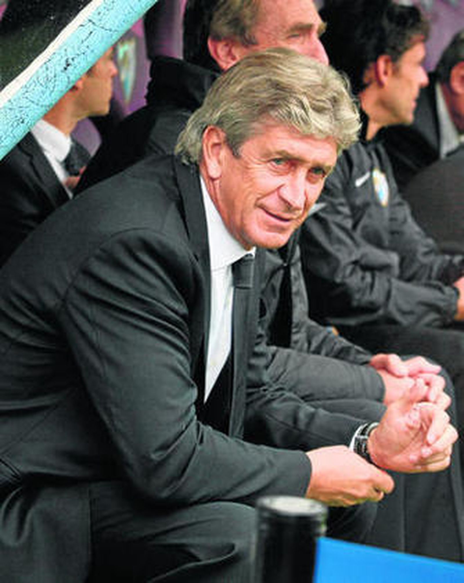 Pellegrini sentado en el banquillo a la espera del pitido inicial.