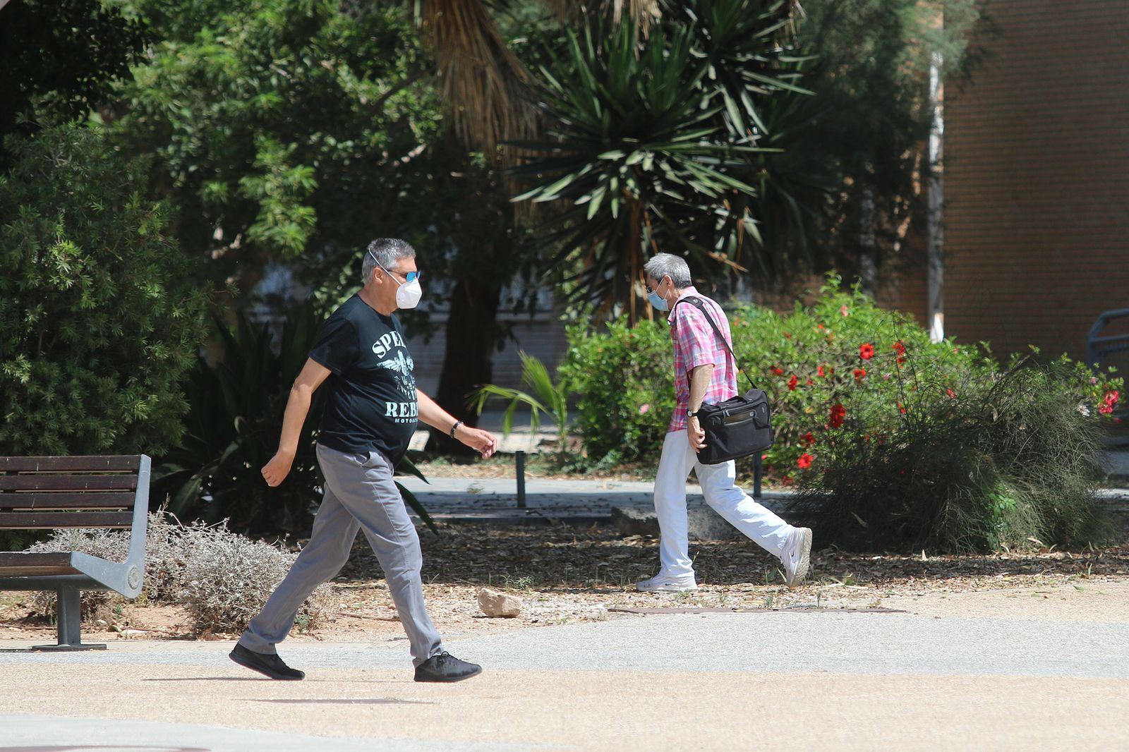 Dos personas caminan con mascarilla por la UAL