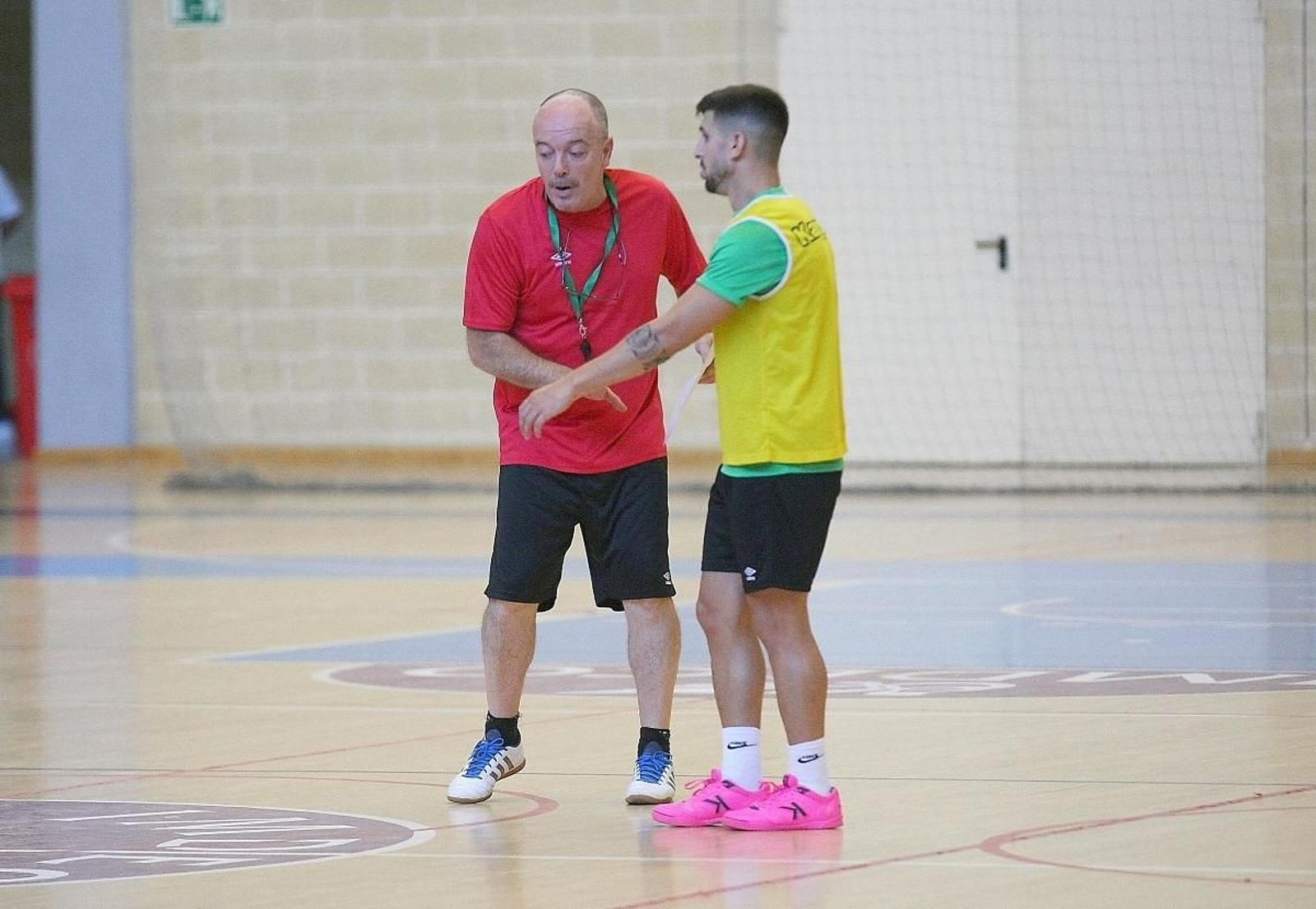 Macario charla con Lolo Jarque, ausente en Pozoblanco por lesión, durante un entrenamiento.