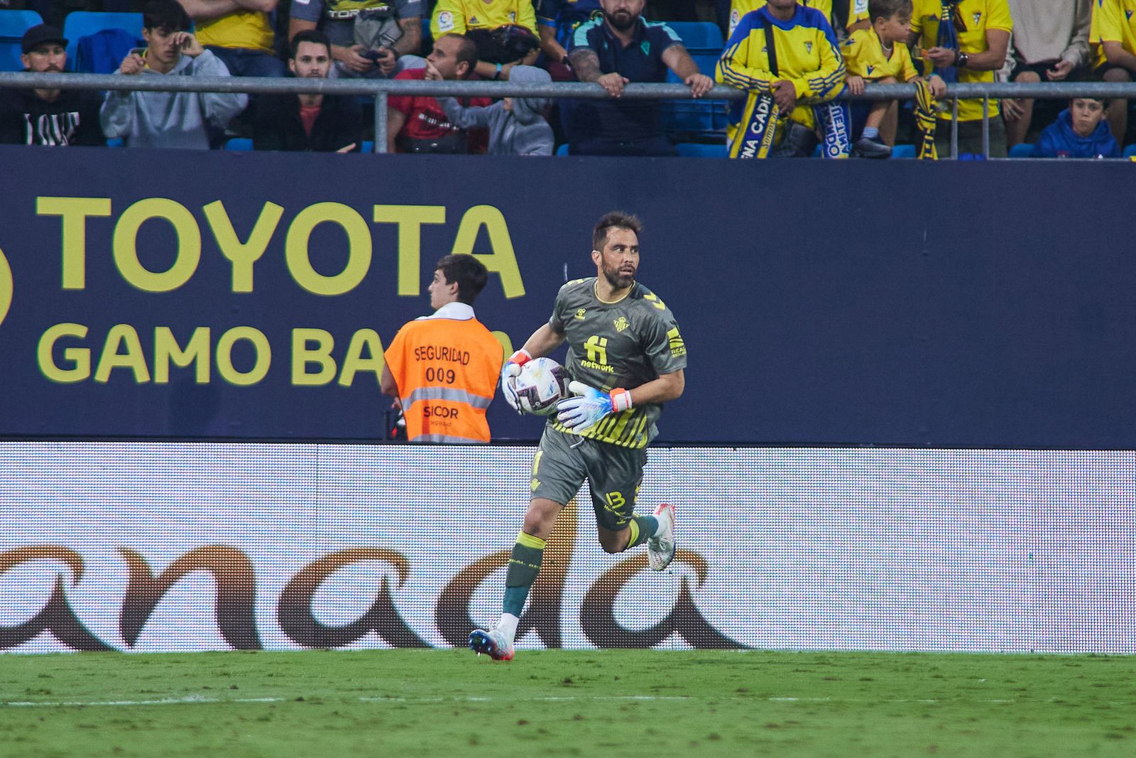 Bravo se dispone a sacar en un momento del encuentro.