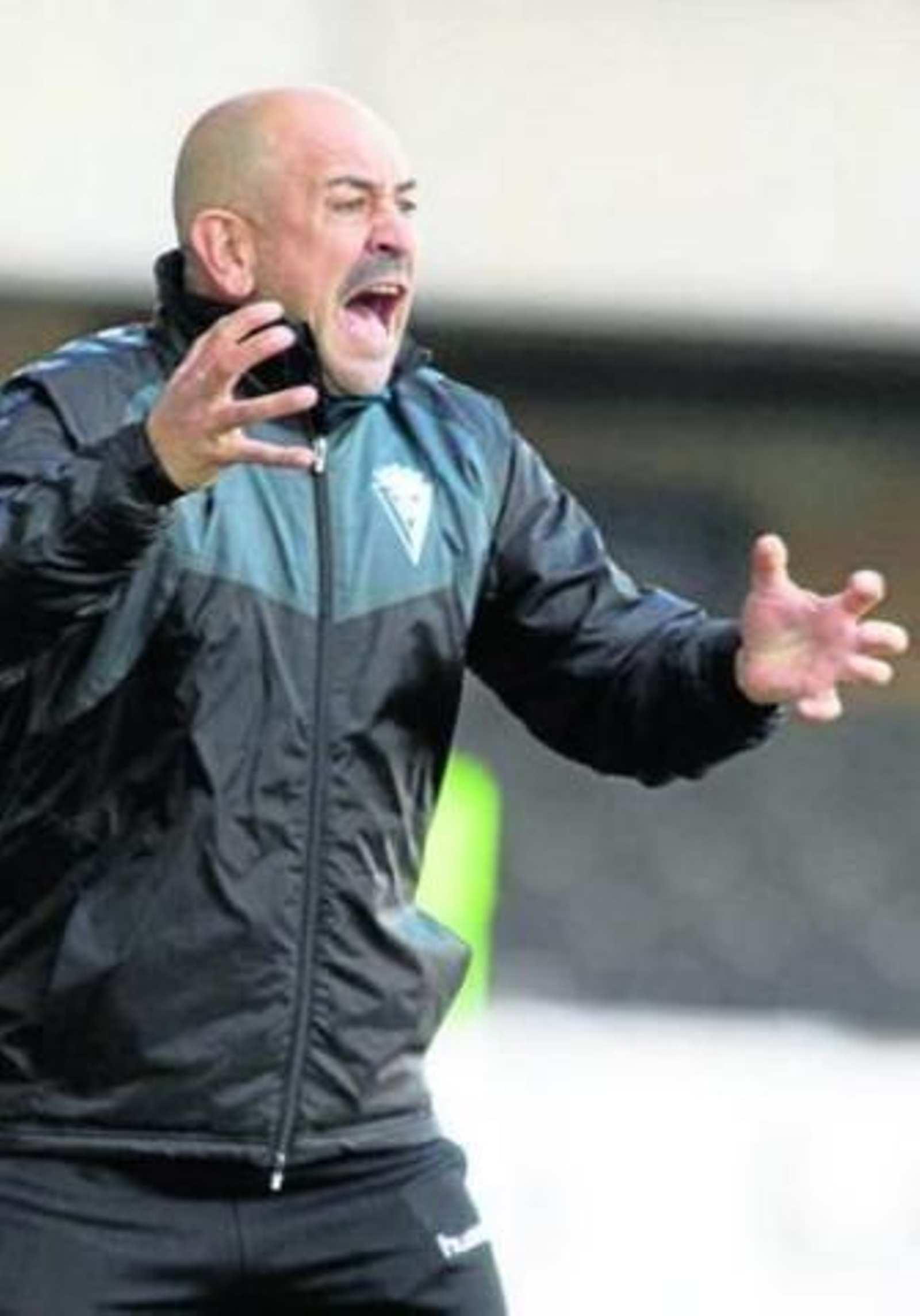 Claudio Barragán empleándose ayer a fondo desde la banda.