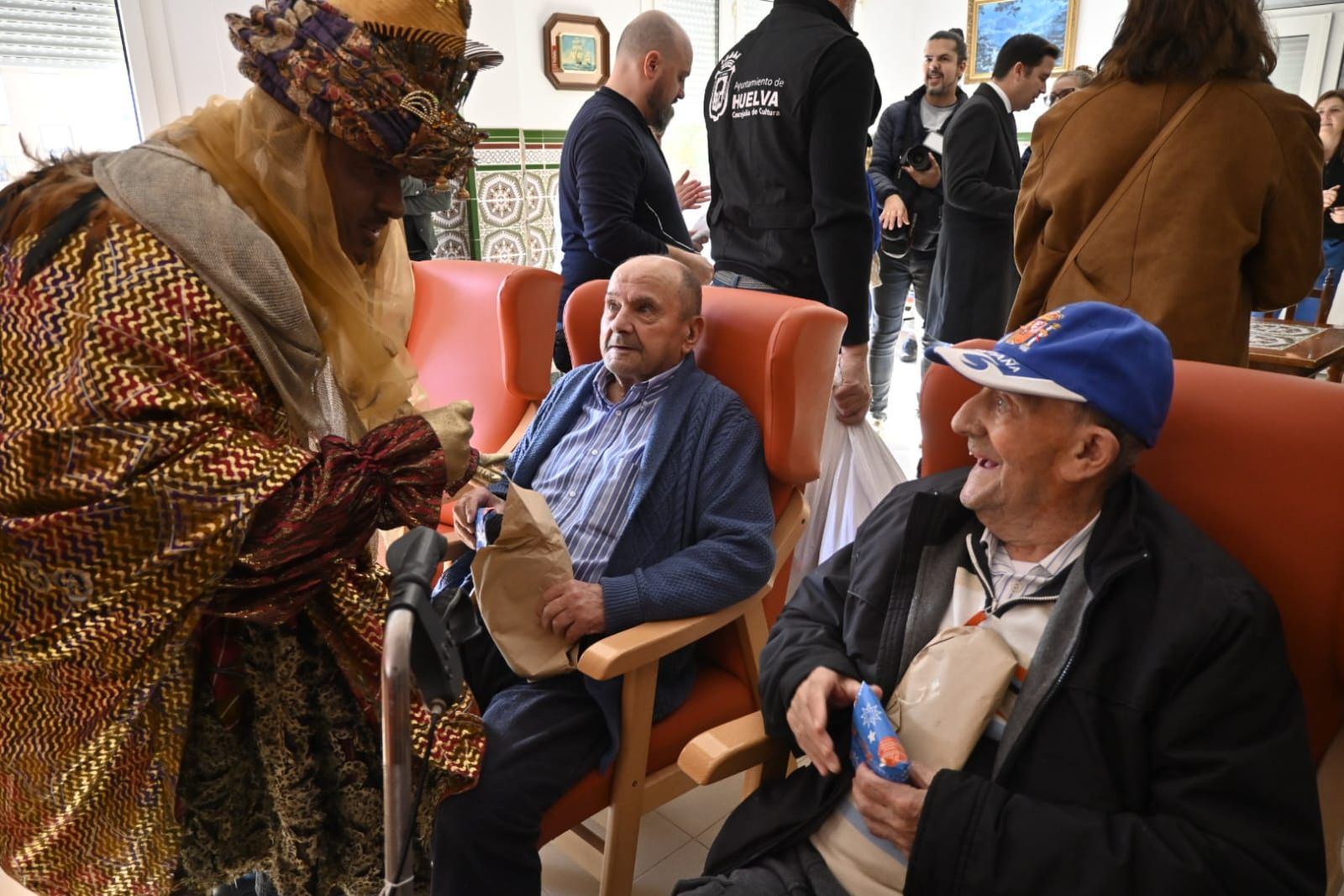 Las fotos más tiernas de la visita de los Reyes Magos a los ancianos de Huelva este 5 de enero