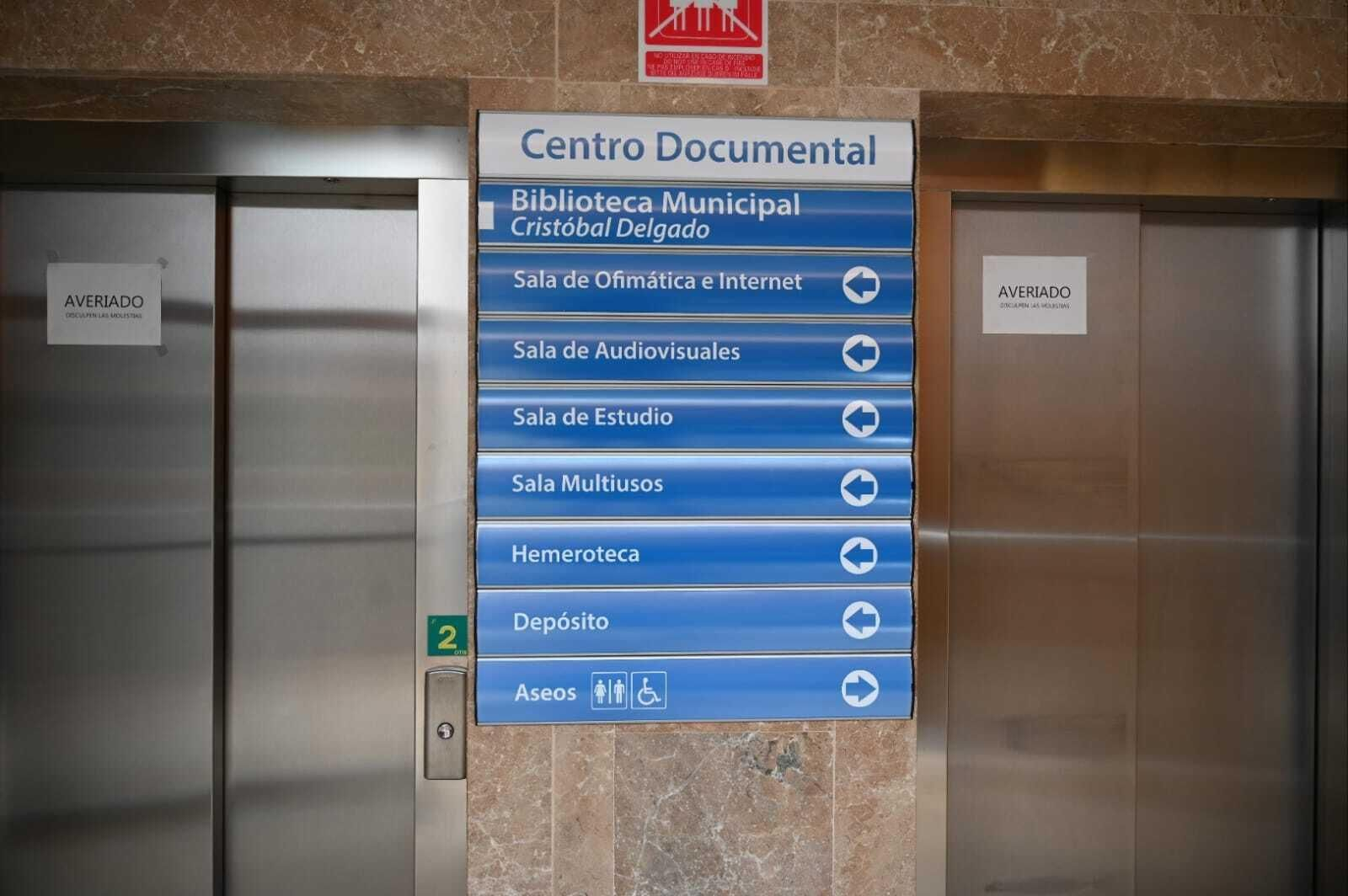 Un cartel de "averiado" en los ascensores del Centro Documental José Luis Cano.