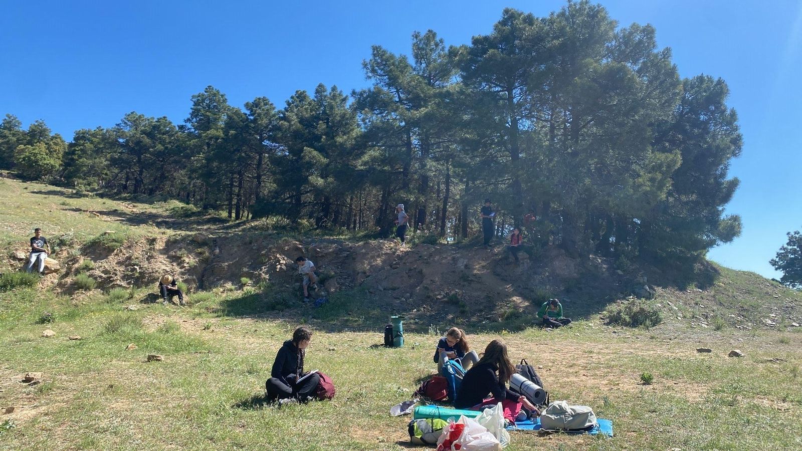Los jóvenes están disfrutando de la naturaleza en estado puro.