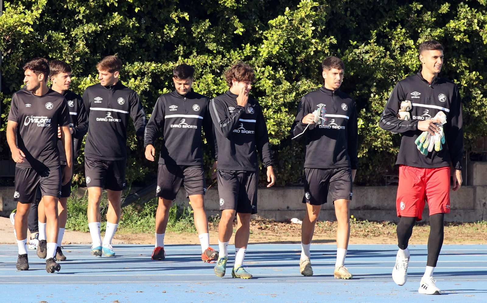 Varios jugadores del Xerez DFC se dirigen al entrenamiento en el Anexo Pepe Ravelo.