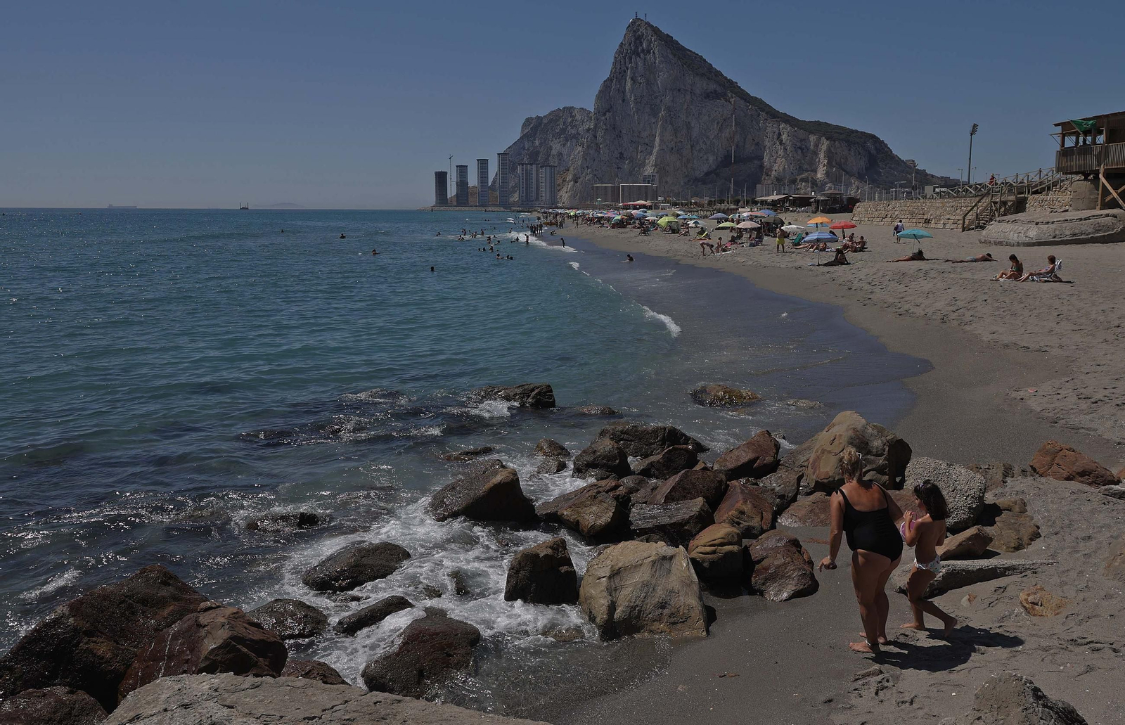 Un domingo en la playa de Levante de La Línea.