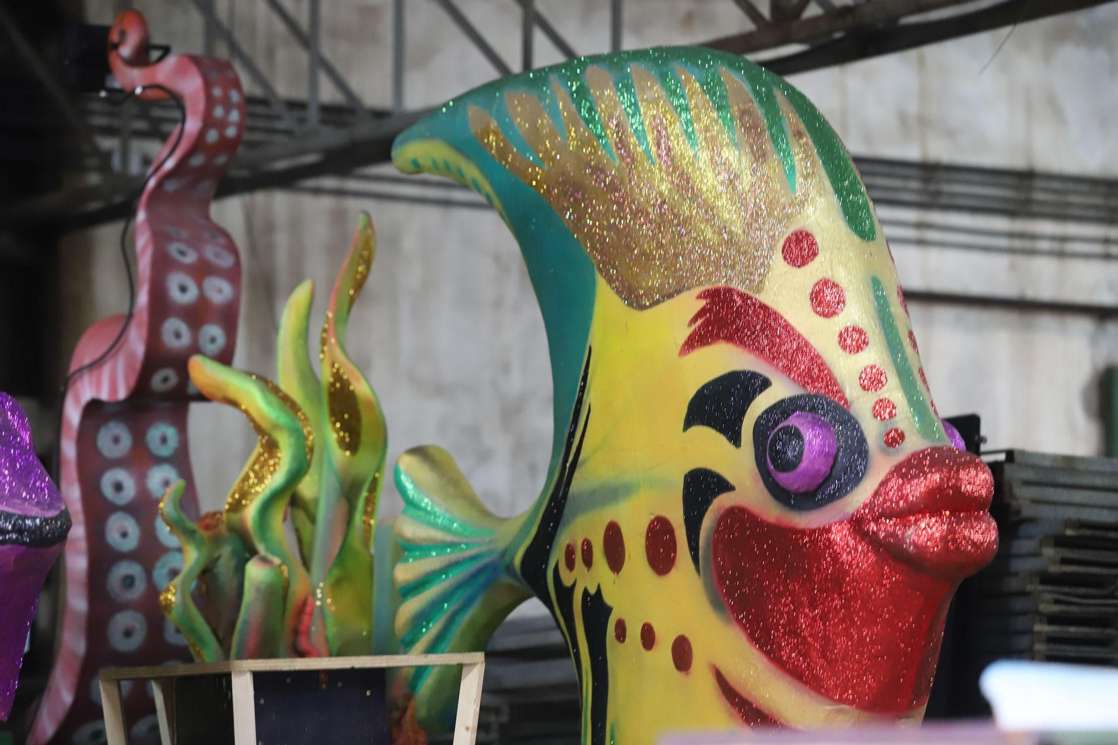 Imágenes de los preparativos de las carrozas de sus Majestades los Reyes Magos