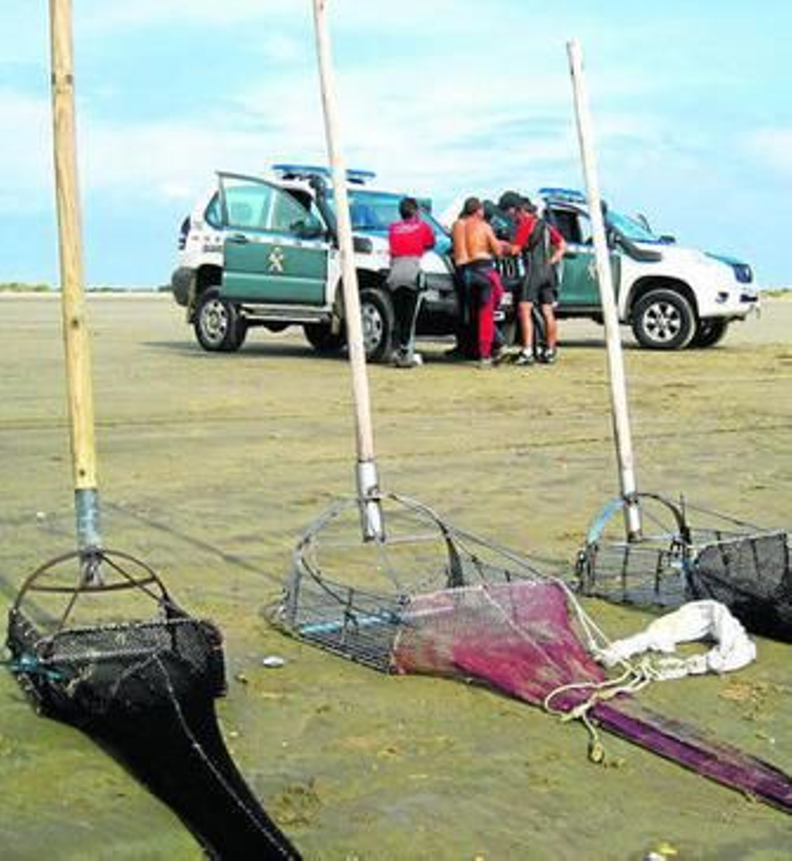 Patrullas de la Guardia Civil controlan el marisqueo en la Costa onubense.