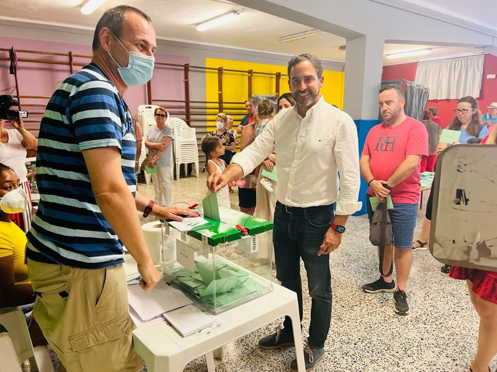 Daniel Pérez deposita su voto en la capital. Daniel Pérez deposita su voto en la capital.