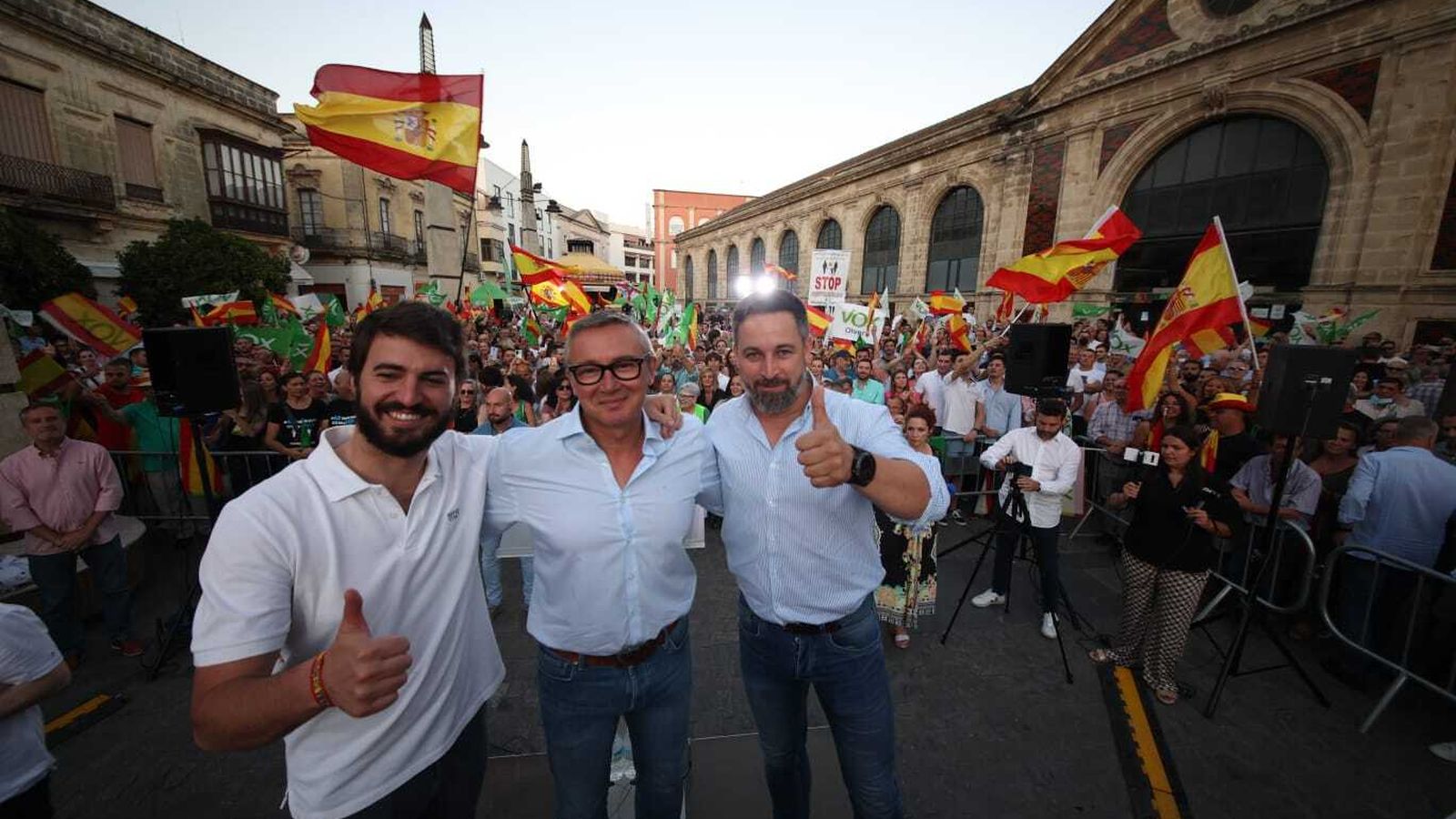 El vicepresidente de Castilla y León, el cabeza de lista por la provincia y Abascal durante el acto.
