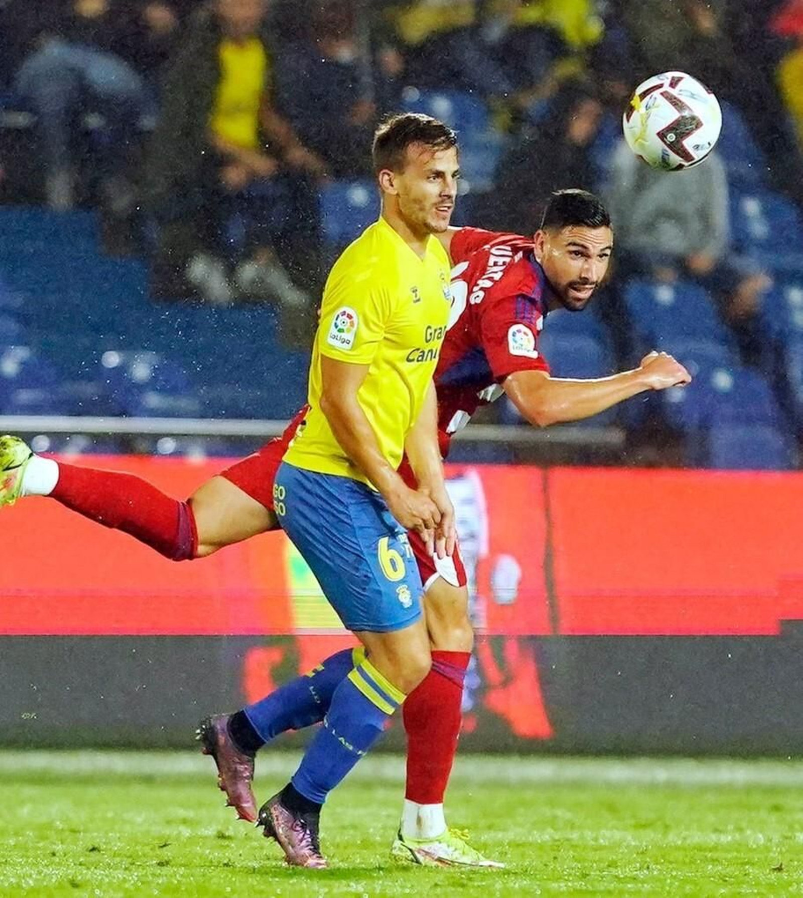 Antonio Puertas toca el balón de cabeza ante un jugador local