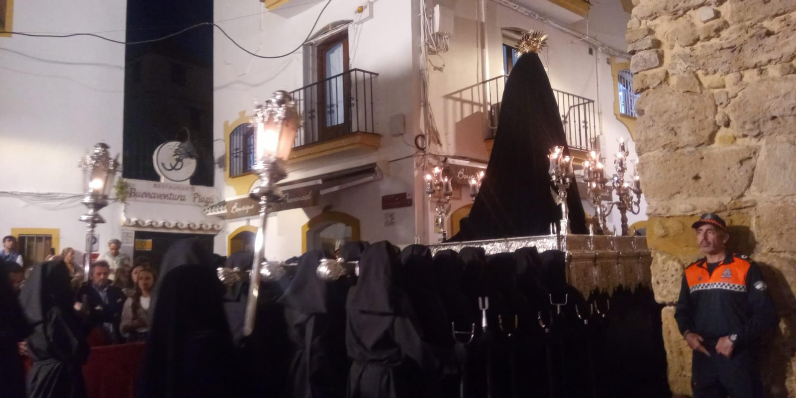 Luto y silencio al paso del yacente en Marbella