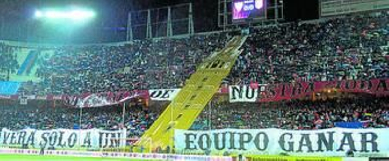 Un tifo realizado antes del encuentro en la grada de Gol Sur.