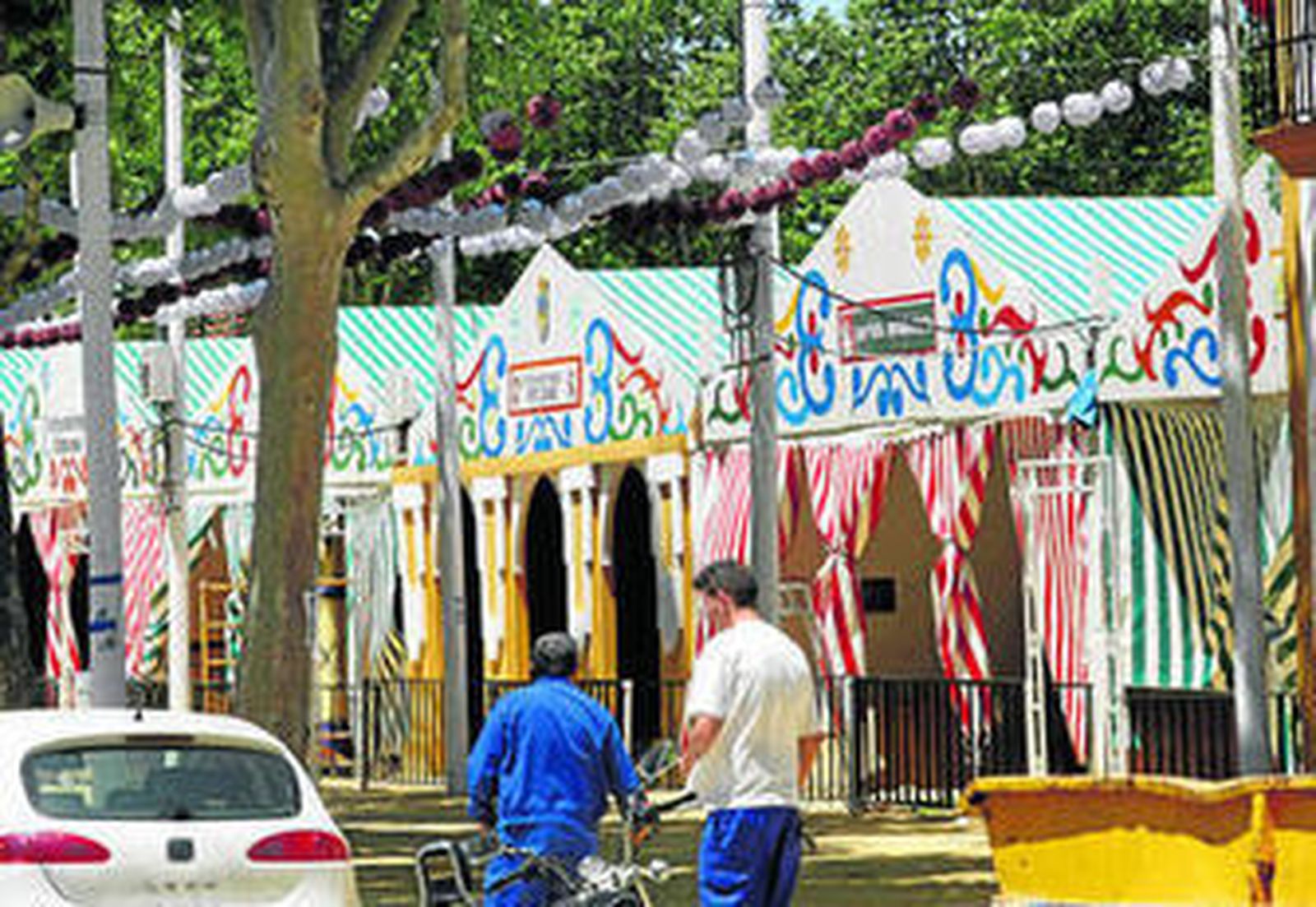 En la mañana de ayer aún se daban algunos retoques antes de la inauguración a las diez de la noche.