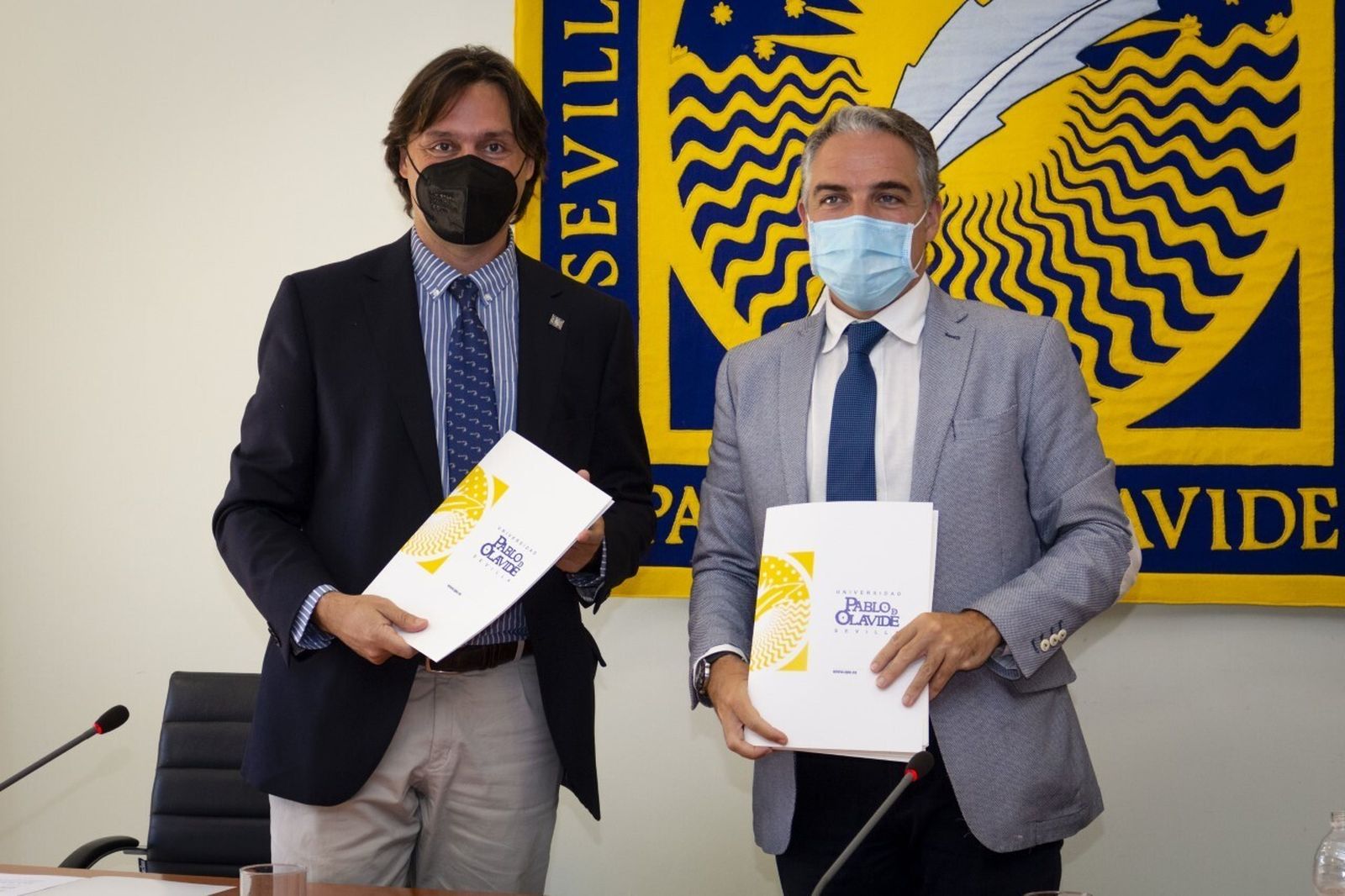 Francisco Oliva y Elías Bendodo, tras la firma de los convenios de colaboración.