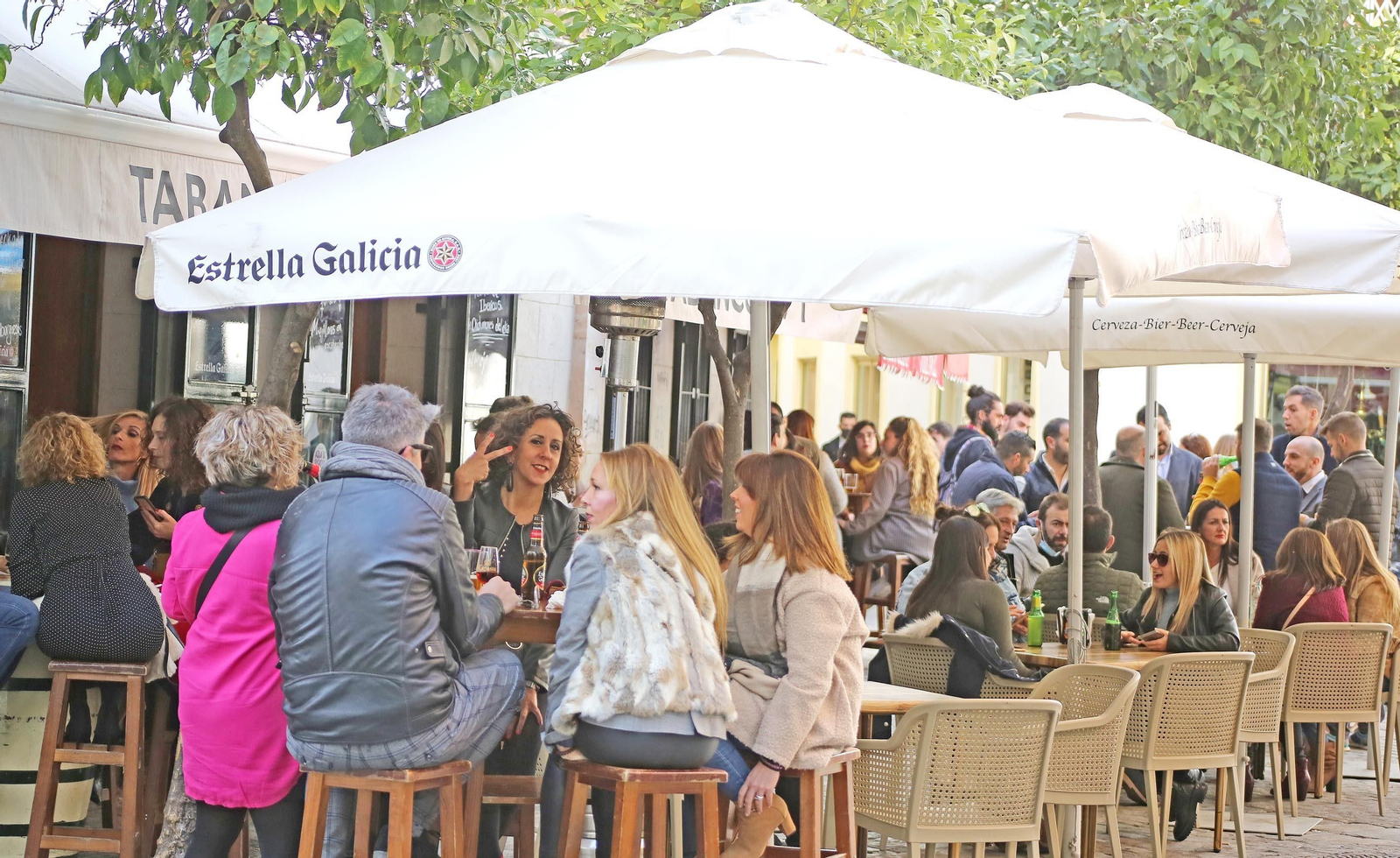 Puente de la Constitución,El centro de Jerez  llena de publico sus bares y terrazas