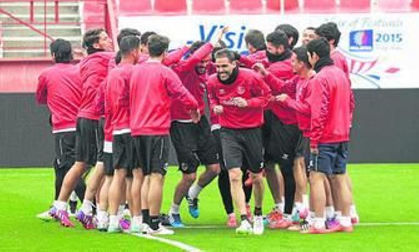 La primera plantilla del Sevilla, con Fernando Navarro saliendo del pasillo, en un momento de distensión durante el entrenamiento de ayer en el Ramón Sánchez-Pizjuán.