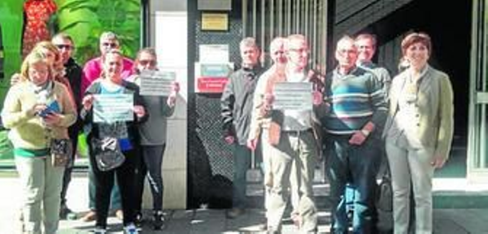 Protesta de la plantilla en los despachos de los concursales.