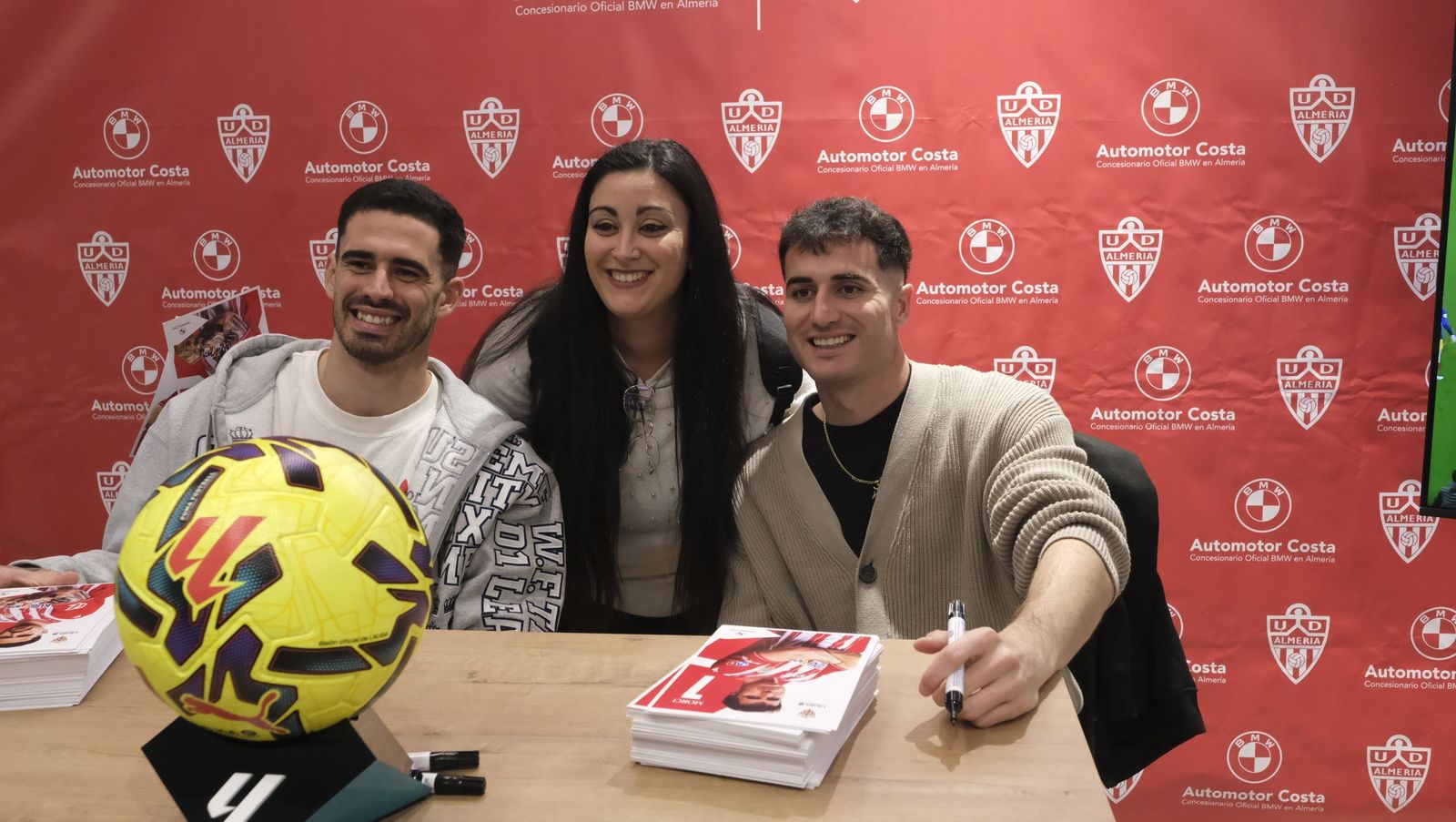 Jon Mocillo y Miguel de la Fuente firman autógrafos en Automotor Costa BMW