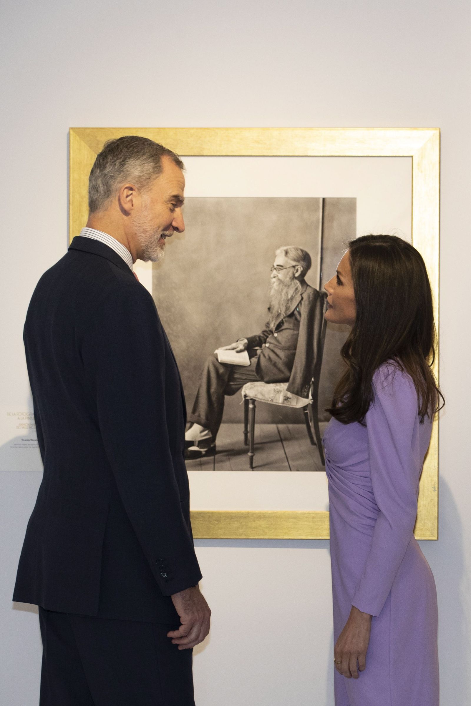 Los reyes Felipe y Letizia conversan ante una fotografía de Valle-Inclán en la exposición de la RAE en el Congreso de la Lengua.