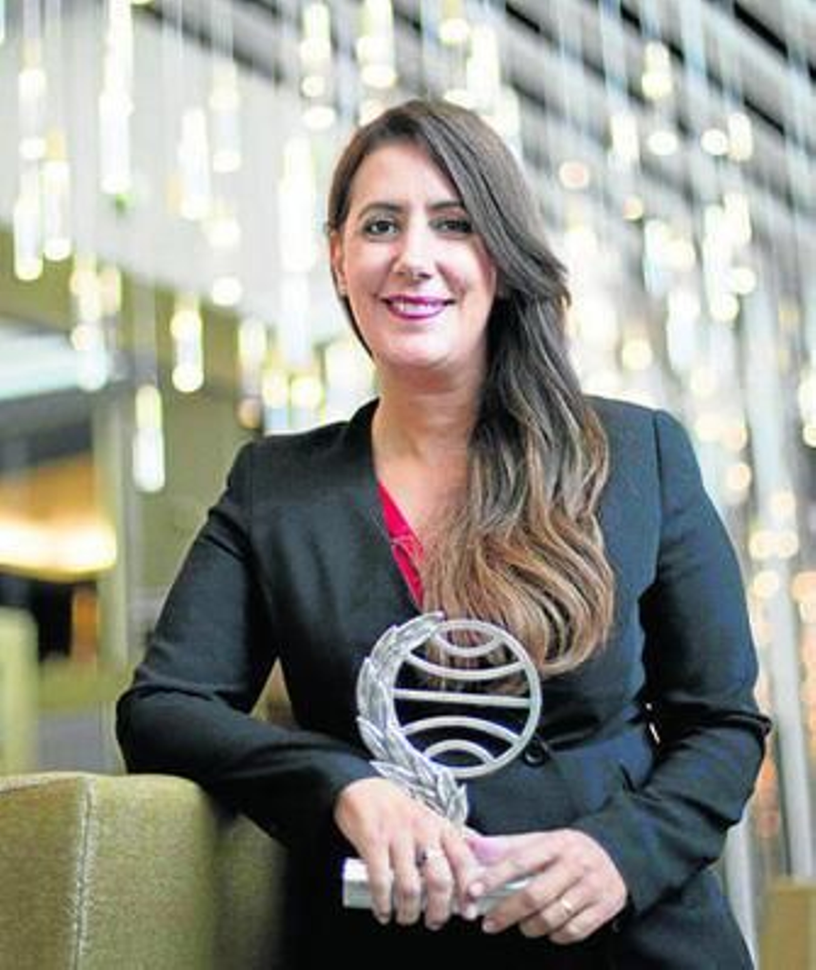 Dolores Redondo posa con su Premio Planeta.
