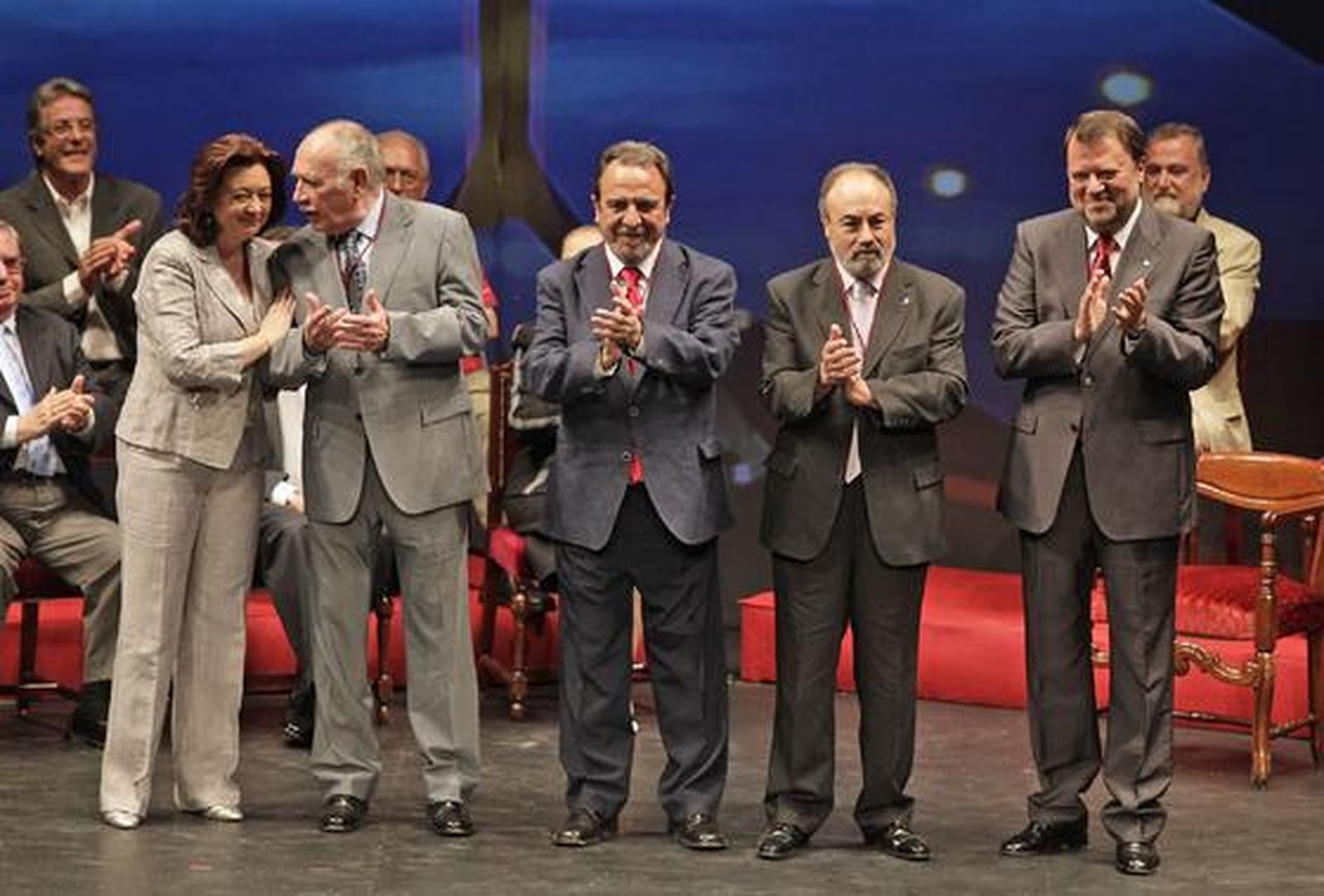Mar Moreno y Alfredo Sánchez Monteseirín con Eduardo Saborido, Fernando Soto y Francisco Acosta, tres sindicalistas que fueron condenados a prisión por defender el derecho de los trabajadores.

Foto: Antonio Pizarro, Victoria Hidalgo