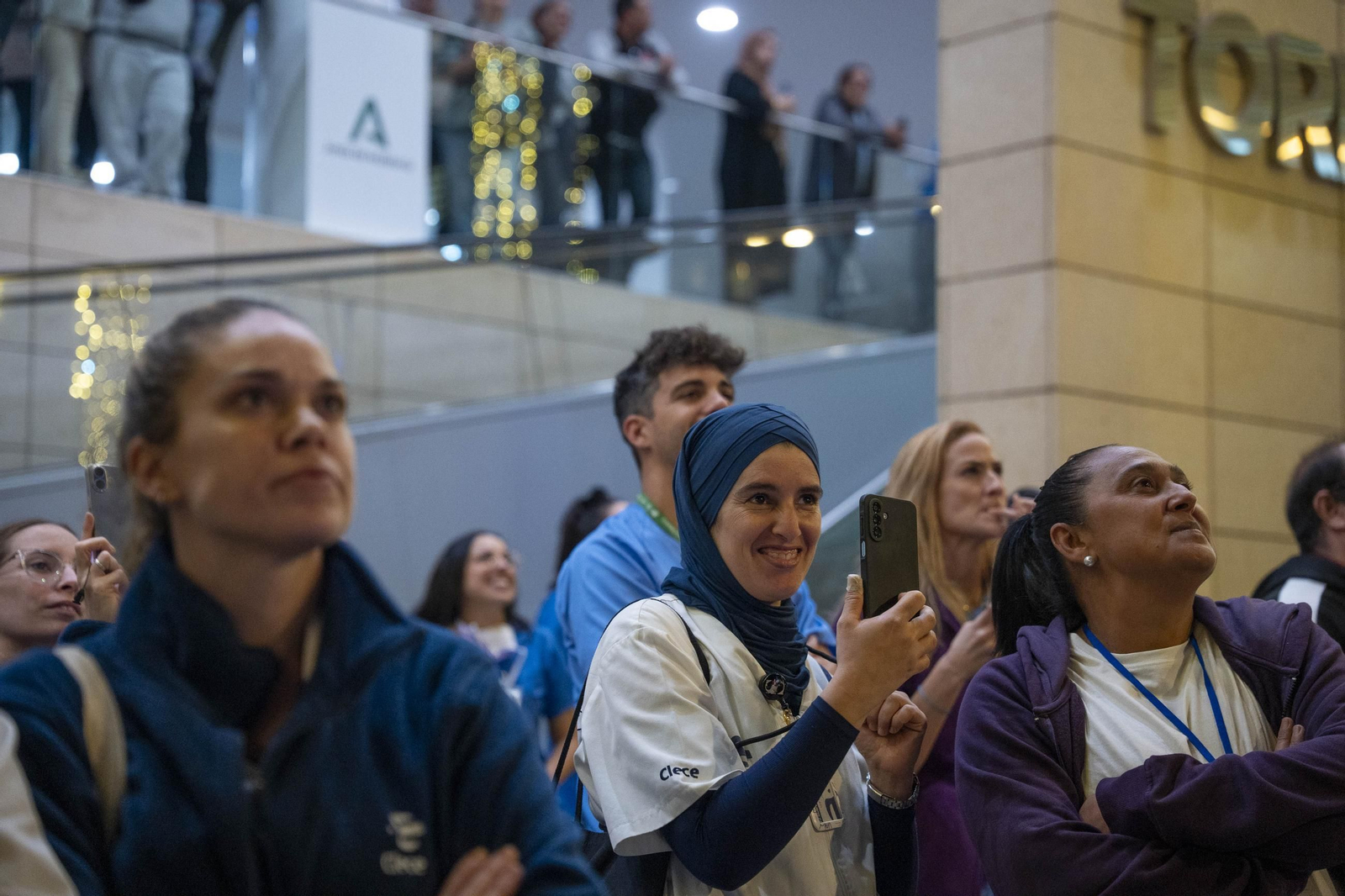 El encendido del alumbrado navideño del Hospital Universitario Torrecárdenas, en imágenes