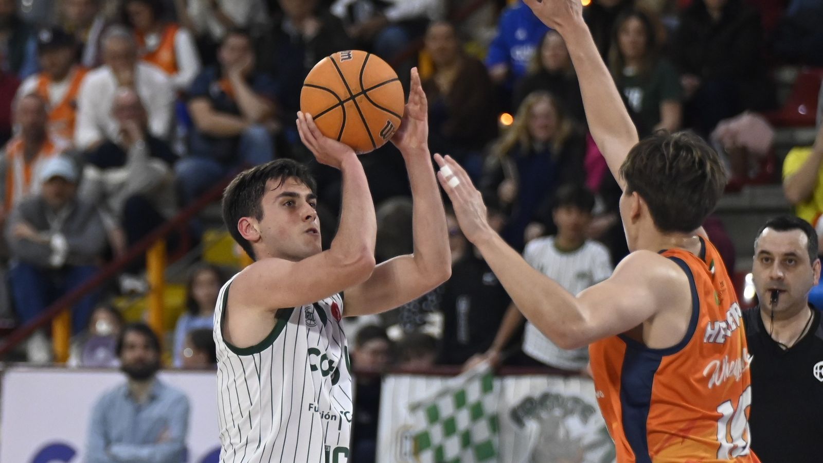 Pablo Sánchez lanza por encima de Herrera en el Coto Córdoba-Morón.