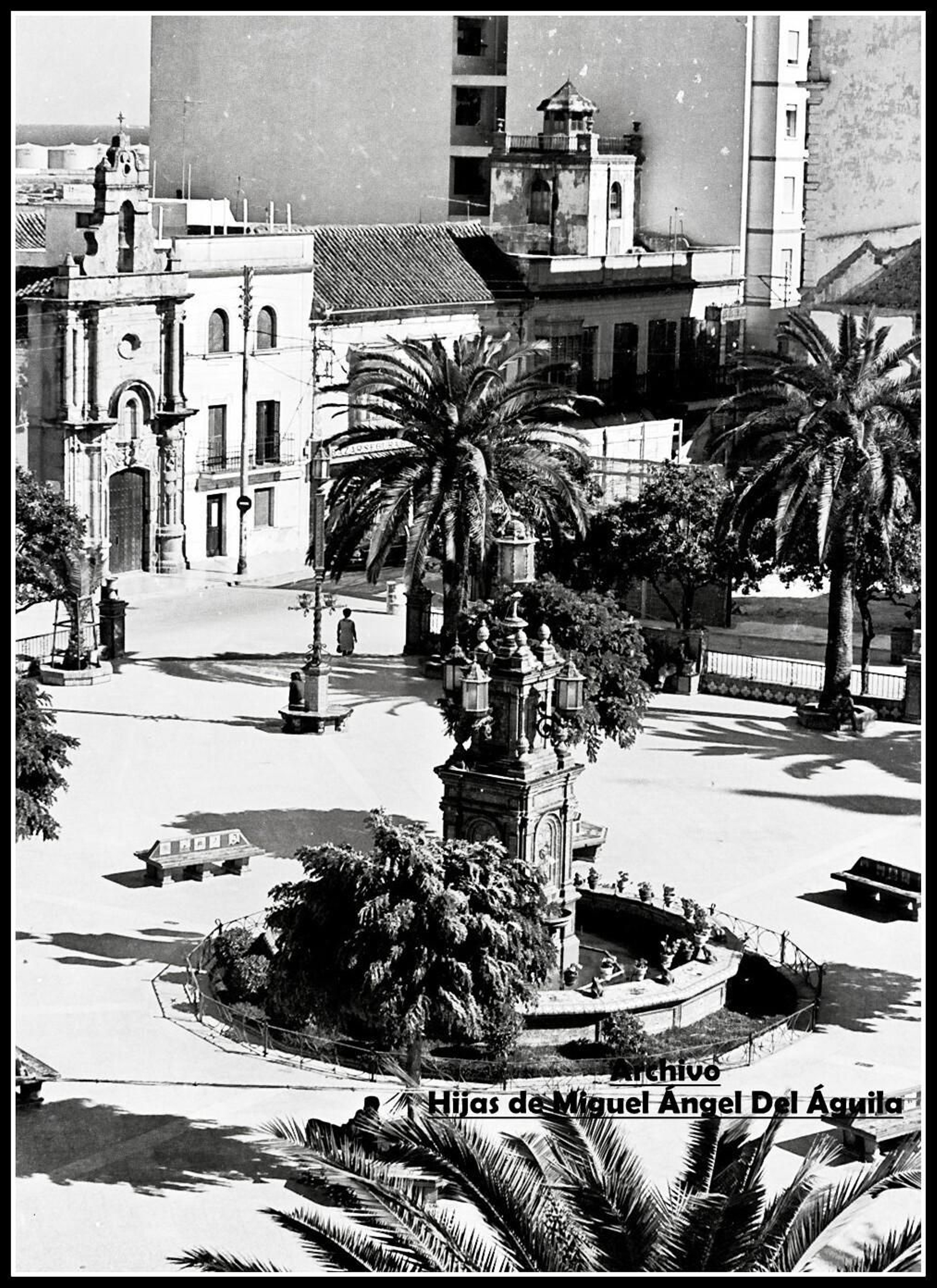 La fuente central de la plaza Alta, con la capilla de Europa al fondo, en el verano de 1969.