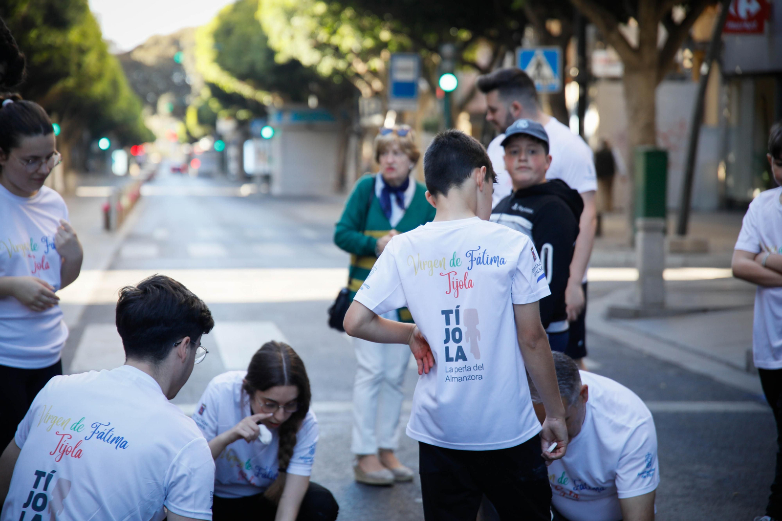 Así es la alfombra de serrín de 60 metros en el Paseo de Almería, en imágenes.