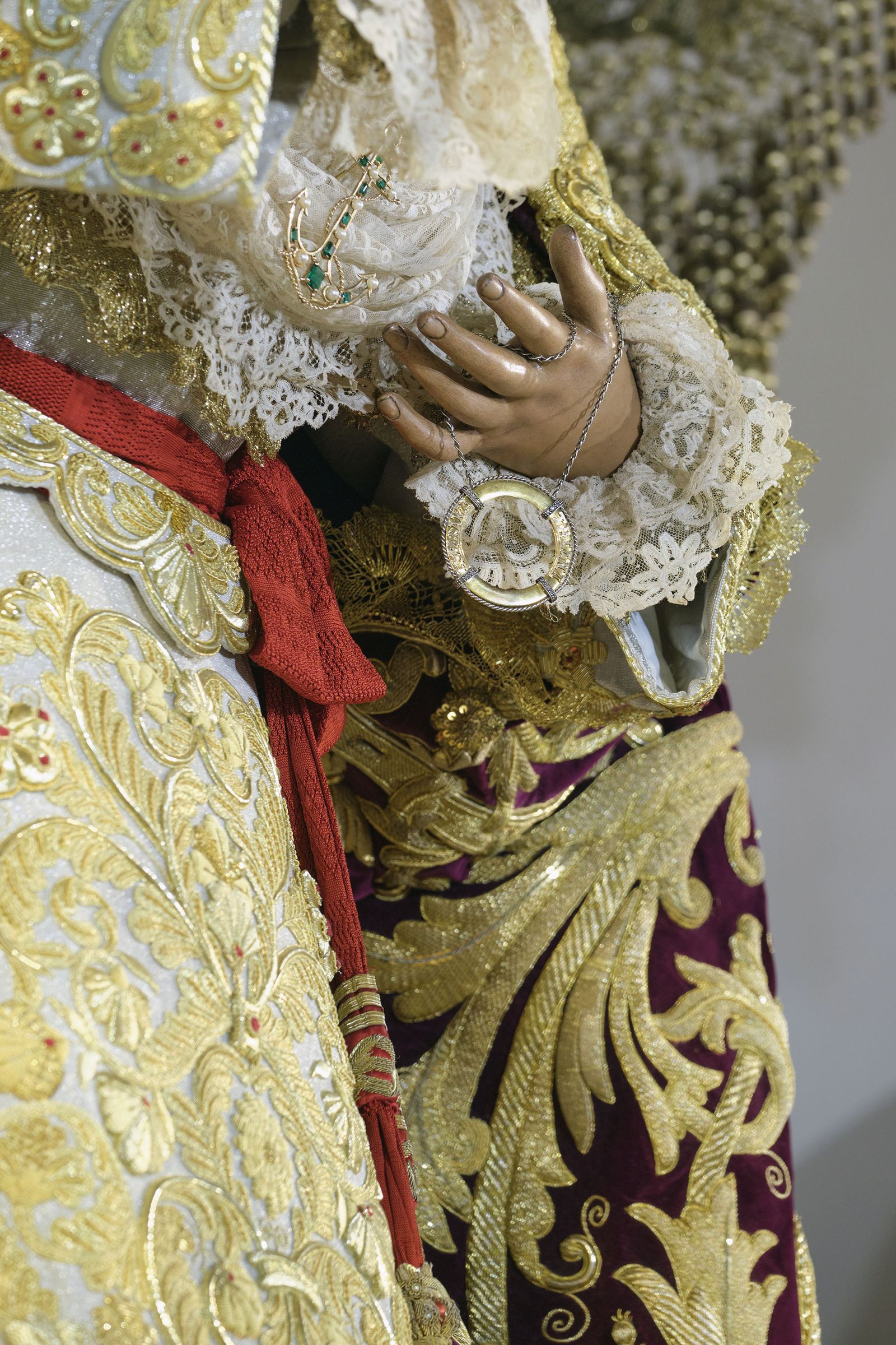 La Esperanza de Triana amanece subida en su palio, con el manto morado a estrenar en la Madrugá