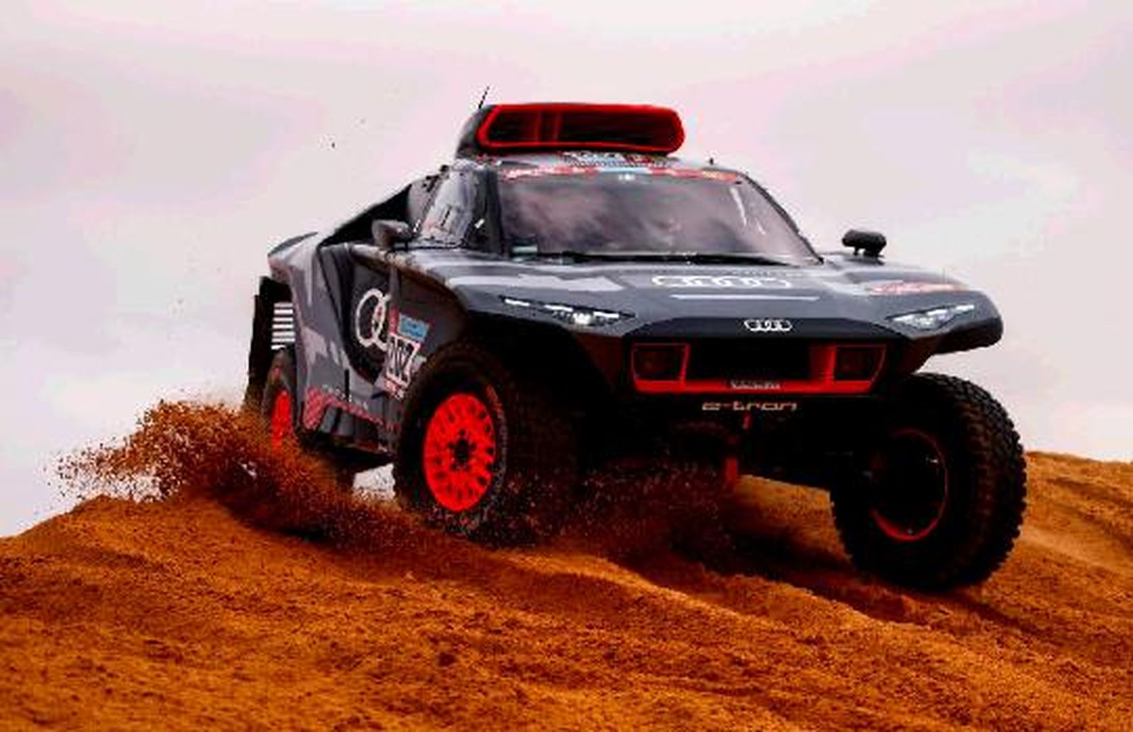 El coche de Carlos Sainz, en un momento de la etapa.