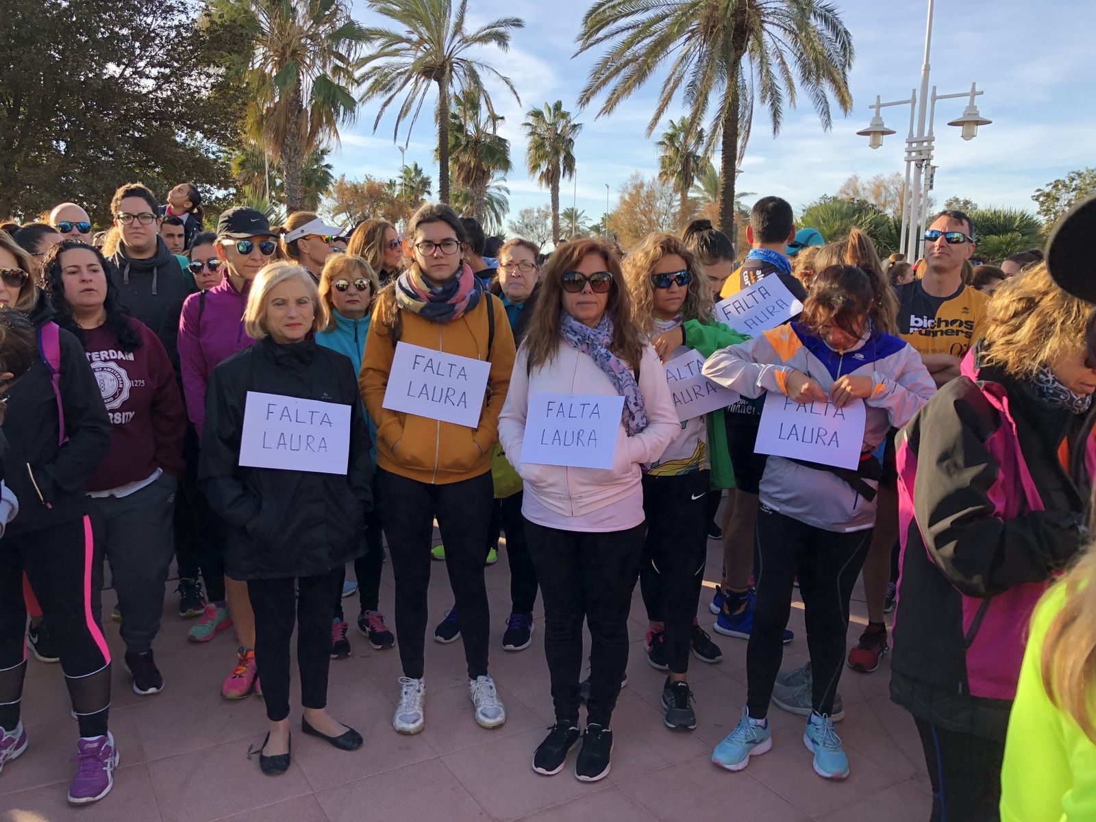 Varias participantes en la carrera de hoy con un cartel de recuerdo de Laura Luelmo