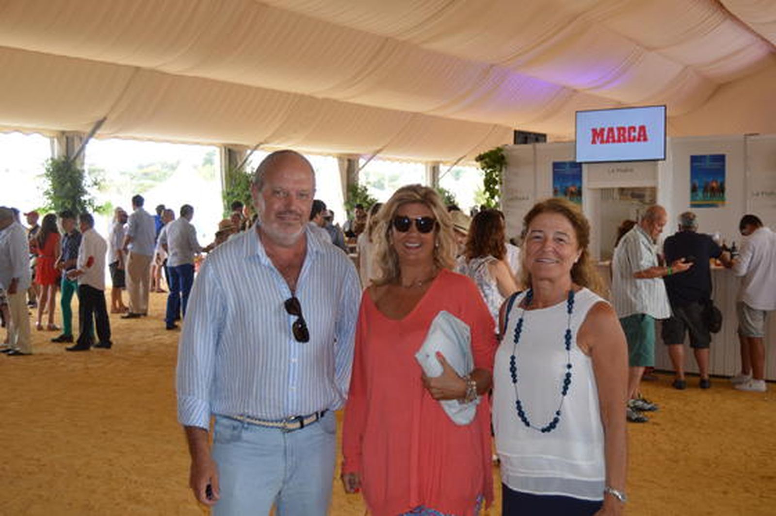 Ángel Cáliz, Lourdes González y María Argüeso disfrutaron del espectáculo, desde el Jockey Club.

Foto: Ignacio Casas de Ciria
