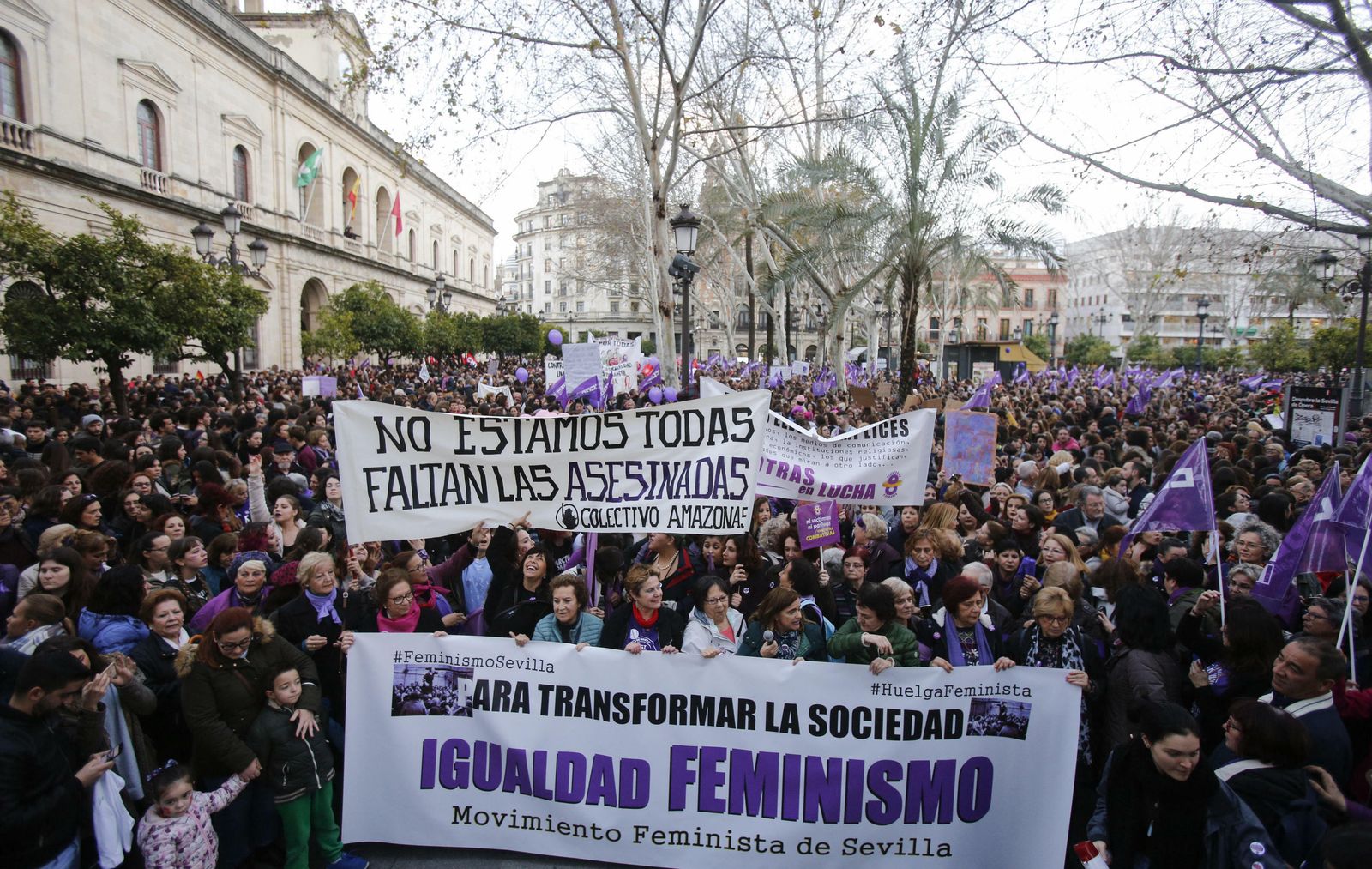 Manifestación feminista en la Plaza Nueva.