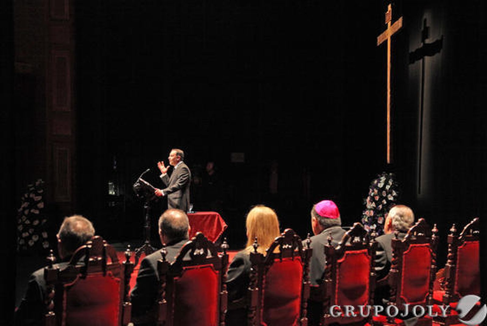 La presidencia, atenta a las palabras del pregonero.

Foto: Vanesa Lobo