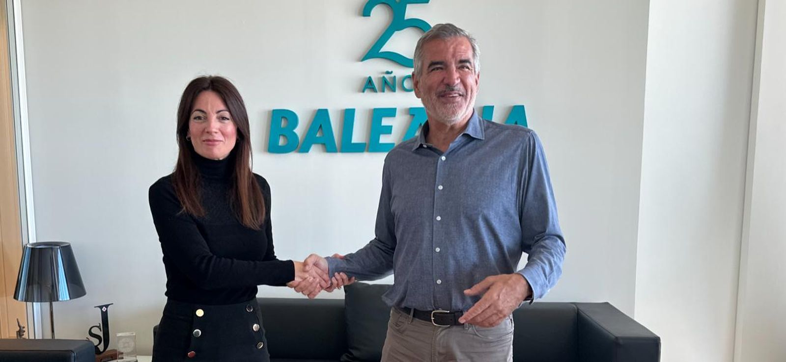 La presidenta de la APA y el presidente de Balearia en el encuentro.