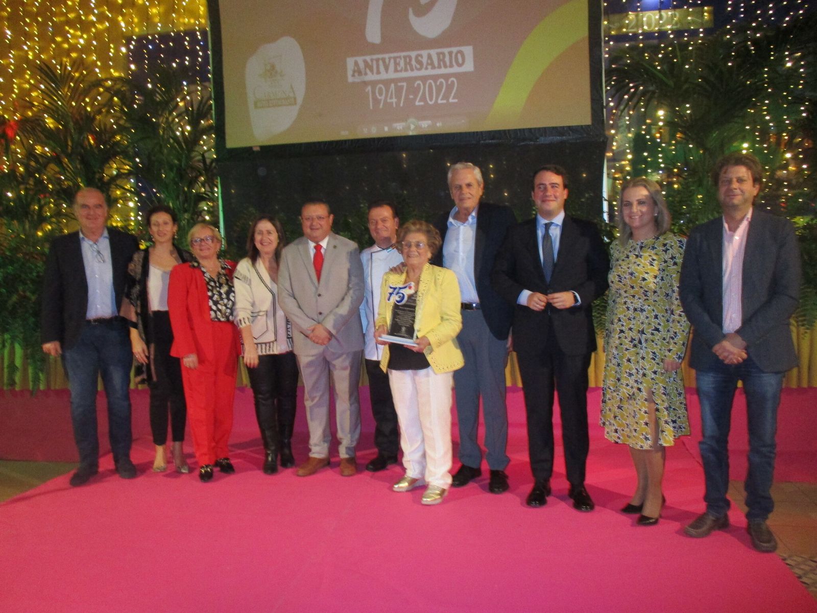 Manola Baraza con el obsequio que el alcalde y los concejales entregaron a Terraza Carmona por sus 75 años.