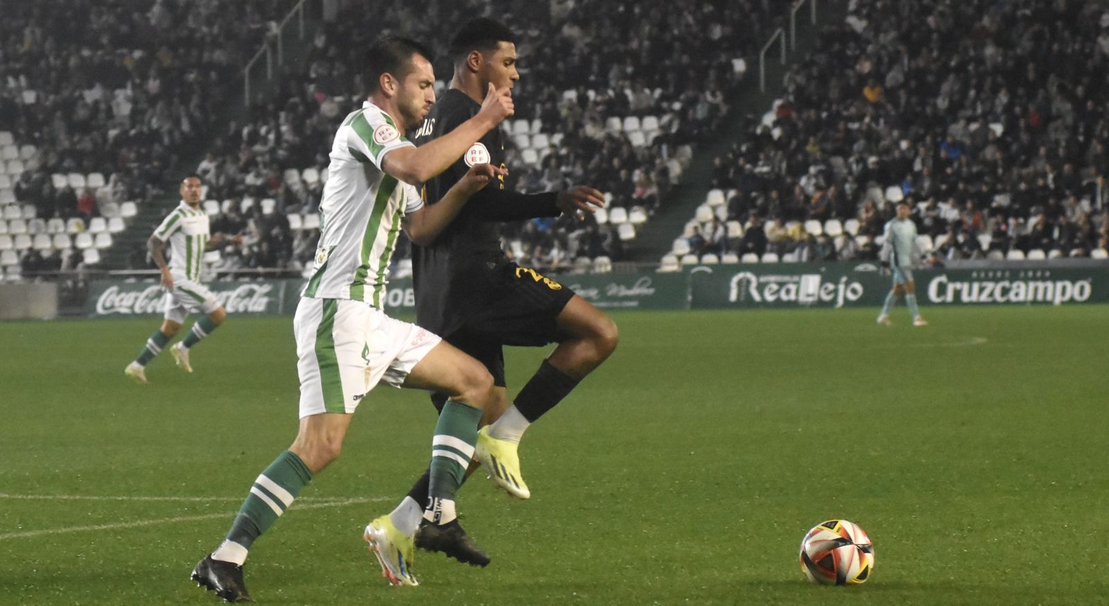 Lapeña pugna con Vinícius durante el encuentro de la primera vuelta en El Arcángel.