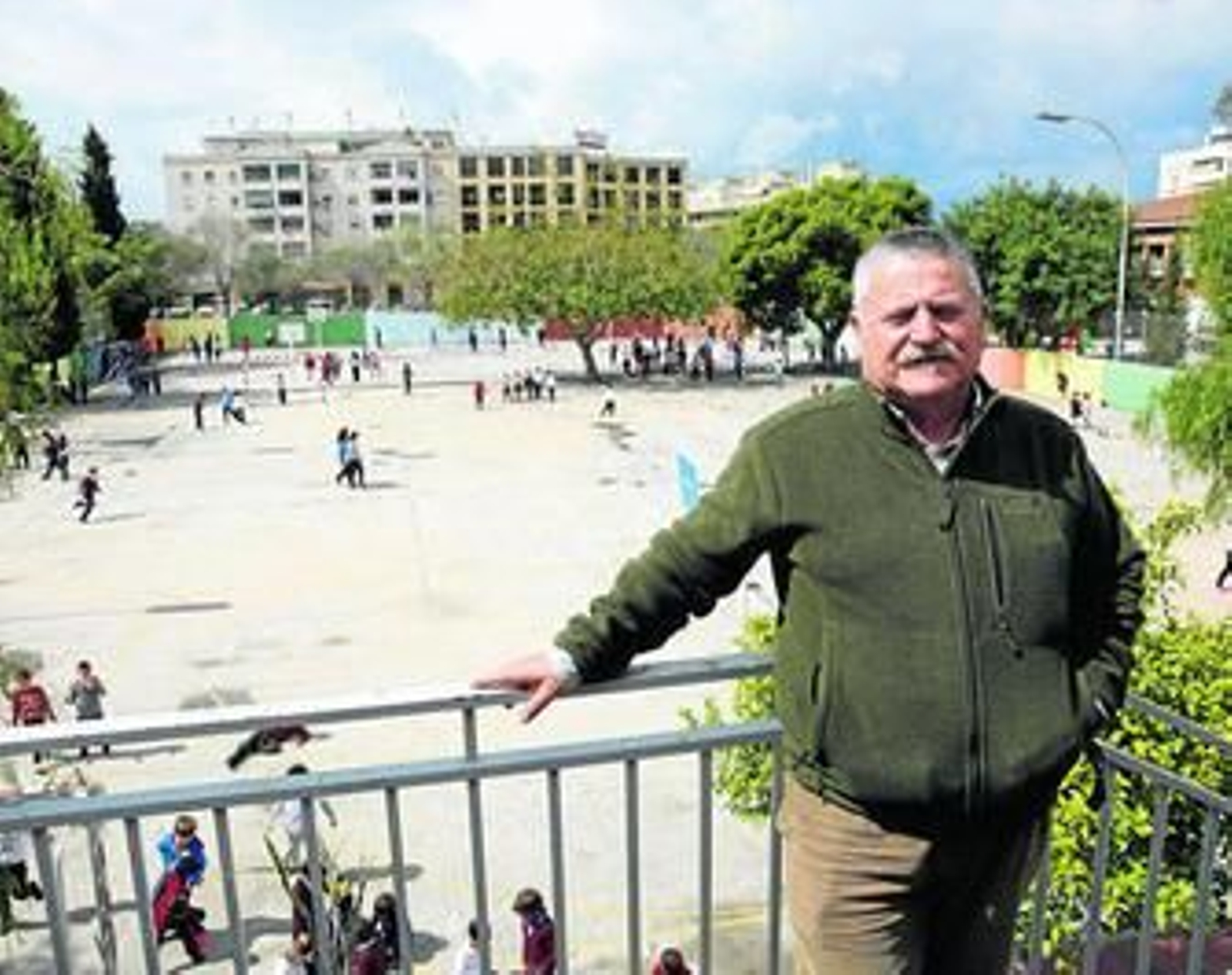 Antonio Selva en las escaleras de la vivienda, con el patio del CEIP Tartessos al fondo.