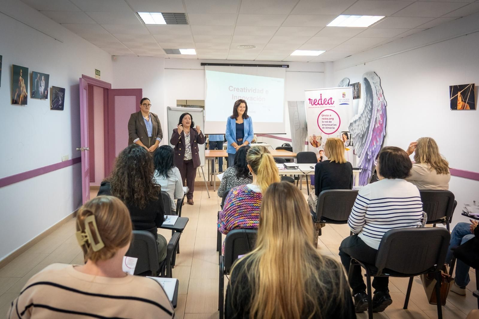 Taller 'Creatividad e Innovación en el Emprendimiento' con 16 mujeres empresarias.